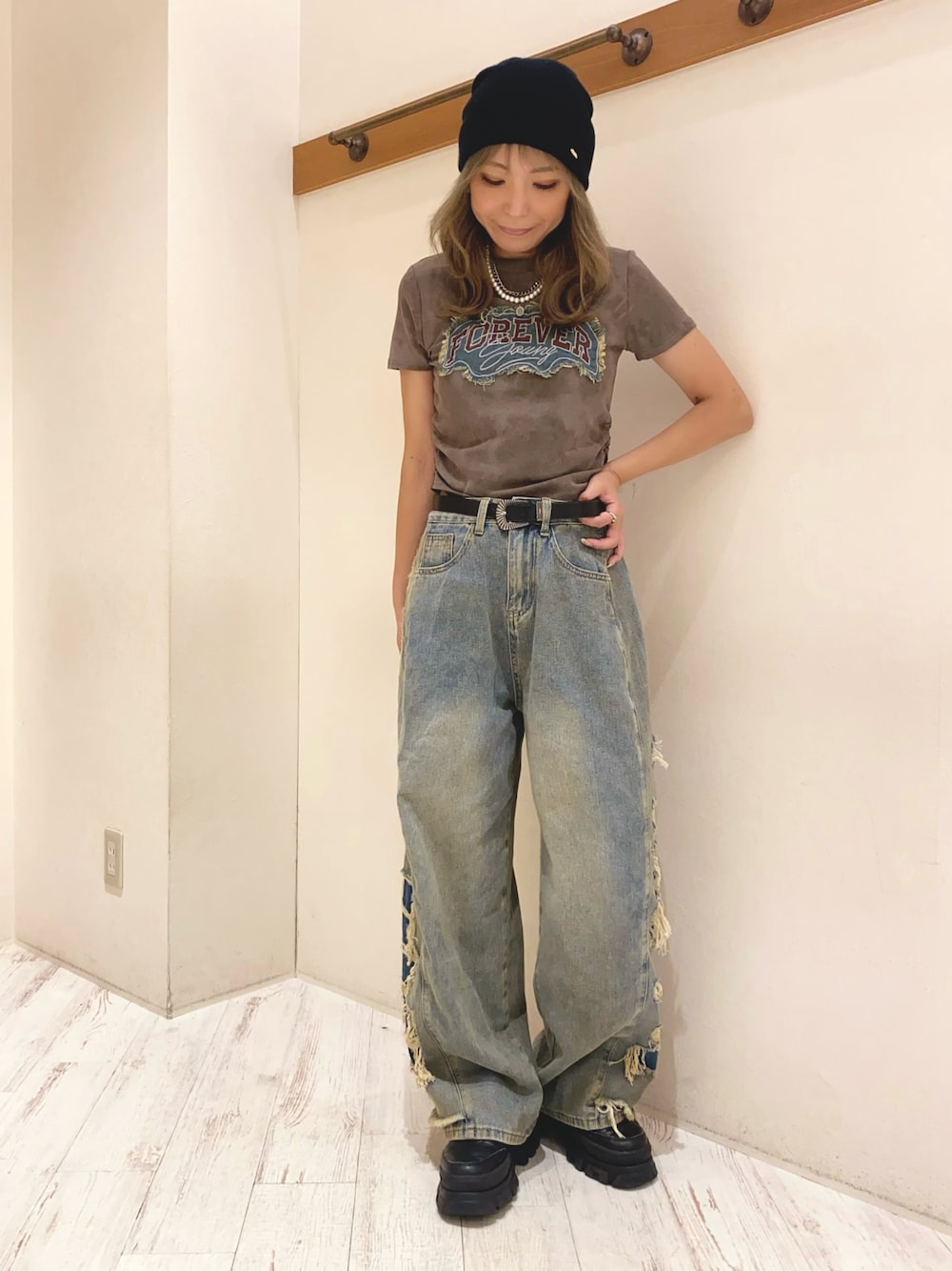 「チビT、Tシャツ、Tシャツ×デニム、タイダイ柄、オーバーダイ、オーバーダイデニム、ダメージデニム、グランジ、ビーニー、厚底スニーカー、秋っぽコーデ更新中、カジュアルコーデ、秋のコーデ、SpRay、SPRAY PREMIUM」｜「SpRayのＦＯＲＥＶＥＲフリンジちびＴシャツ（Tシャツ/カットソー、ブラウン系）」を使った、yukariさん（レディース・158cm）の秋コーディネートの1枚目の写真