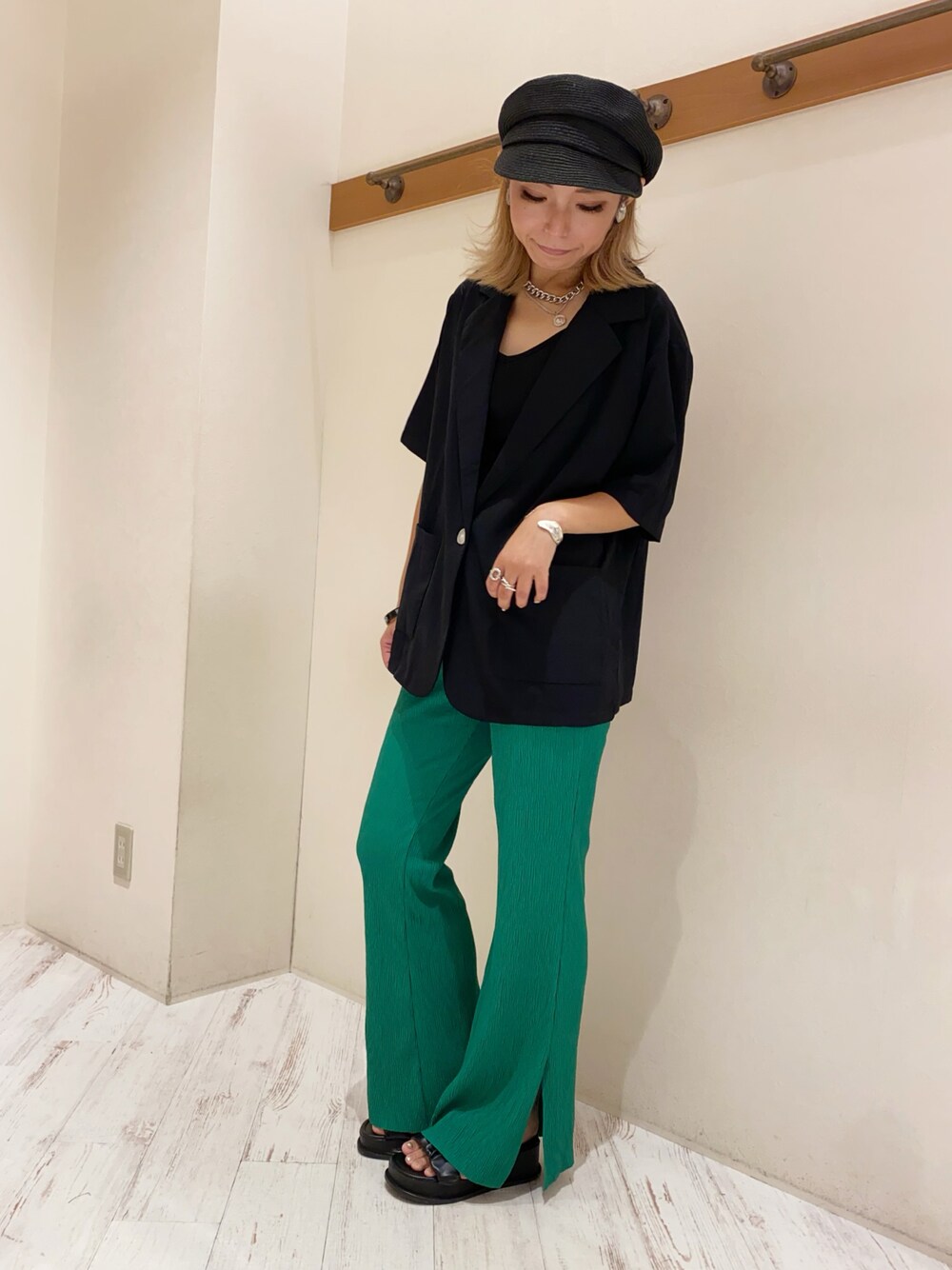 「ストレートパンツ、カラーパンツ、ジャケット、ジャケットスタイル、セットアップ、セットアップスタイル、セットアップ　着回し、SpRay、SPRAY PREMIUM、Libby&Rose」｜「SpRayのショートスリーブＳＥＴ ＵＰ（セットアップ、ブラック系）」を使った、yukariさん（レディース・158cm）の秋コーディネートの1枚目の写真