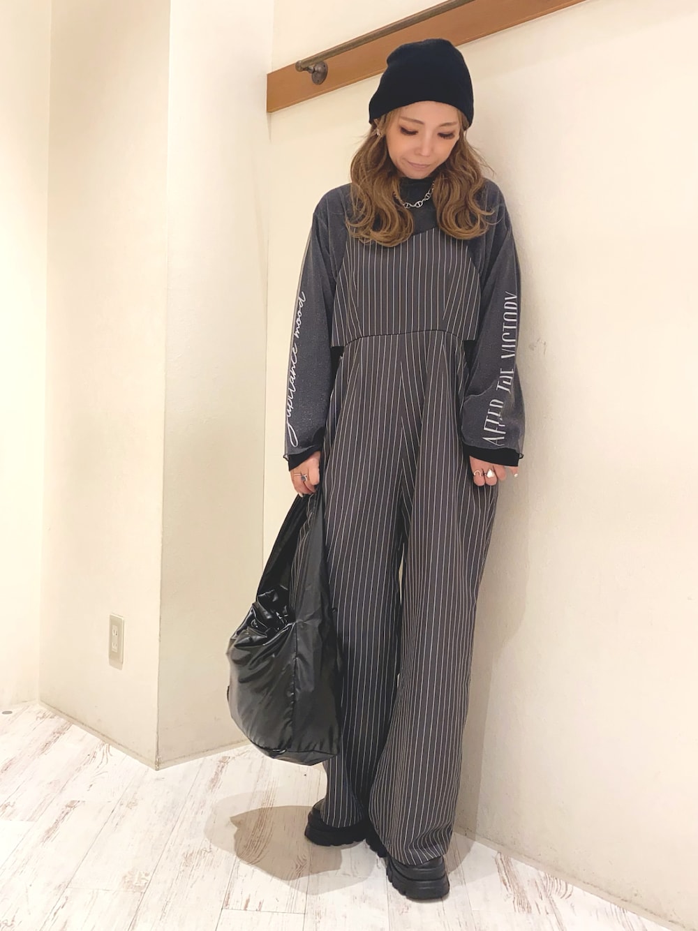 「ピンストライプ、サロペット、サロペットコーデ、オールインワン、キャミオールインワン、ロンT、ラメ、シアートップス、レイヤードスタイル、レイヤード、ビーニー、ニット帽、厚底スニーカー、SpRay、SPRAY PREMIUM」｜「SpRayのアイテム（サロペット/オーバーオール、グレー系）」を使った、yukariさん（レディース・158cm）の冬コーディネートの1枚目の写真