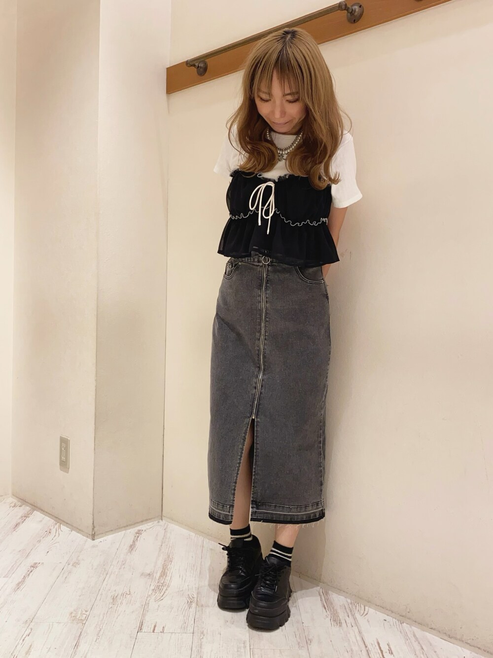 「ビスチェ、ビスチェ×デニム、Tシャツ、Tシャツ×デニム、レイヤードスタイル、レイヤード、デニムスカート、大人カジュアルコーデ、大人カジュアル、きれいめカジュアル、モノトーンコーデ、SpRay、SPRAY PREMIUM、Libby&Rose」｜「Libby&Roseのアイテム（Tシャツ/カットソー、ホワイト系）」を使った、yukariさん（レディース・158cm）の秋コーディネートの1枚目の写真