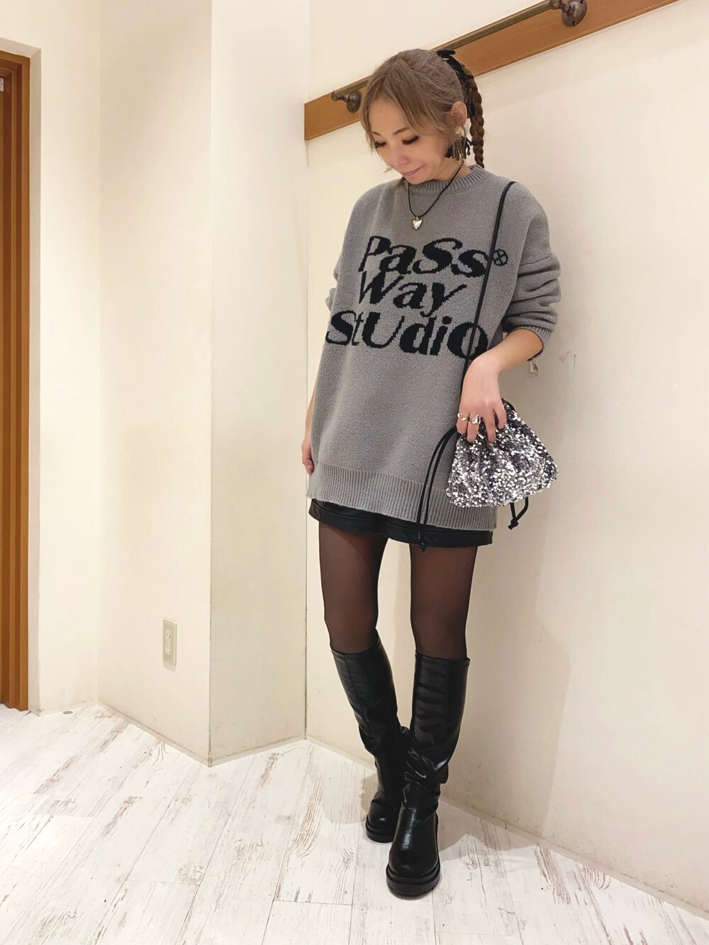 「ニット、ニット/セーター、ニットコーデ、スパンコール、スパンコールバック、ショルダーバッグ、ロングブーツ、カジュアルコーデ、きれいめカジュアル、大人かわいい、SpRay、SPRAY PREMIUM」｜「SpRayのアイテム（ニット/セーター、グレー系）」を使った、yukariさん（レディース・158cm）の冬コーディネートの1枚目の写真