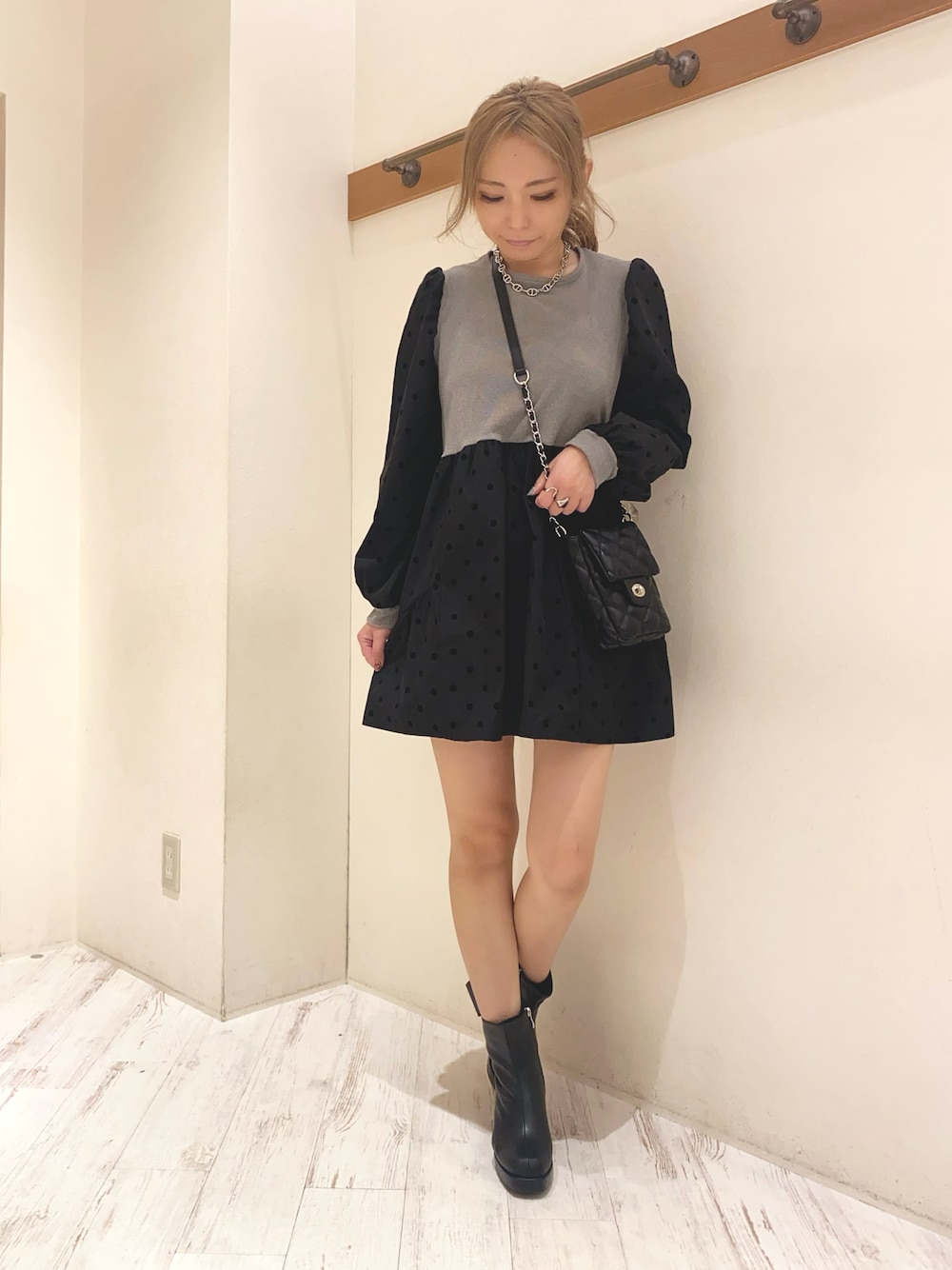 「ドッキングシャツ、チュニック、チュニックワンピ、ドットワンピ、ショートブーツ、チャンキーヒール、ショルダーバッグ、キルティングバッグ、SpRay、SPRAY PREMIUM、Libby&Rose、ミドル丈、コート、アウター」｜「SpRayのアイテム（ブーツ、ブラック系）」を使った、yukariさん（レディース・158cm）の冬コーディネートの1枚目の写真