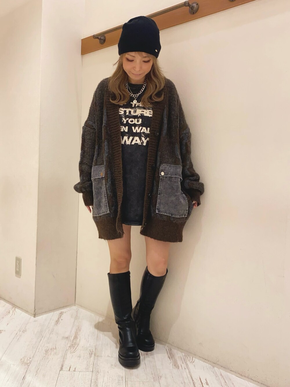 「ニット、ニットカーディガン、デニムポケット、ビッグニット、ビッグカーディガン、ピグメント、ロンT、ロングブーツ、ビーニー、秋服、オトナカジュアル、SpRay、SPRAY PREMIUM、Libby&Rose」｜「Libby&Roseのアイテム（カーディガン/ボレロ、ブラウン系）」を使った、yukariさん（レディース・158cm）の秋コーディネートの1枚目の写真