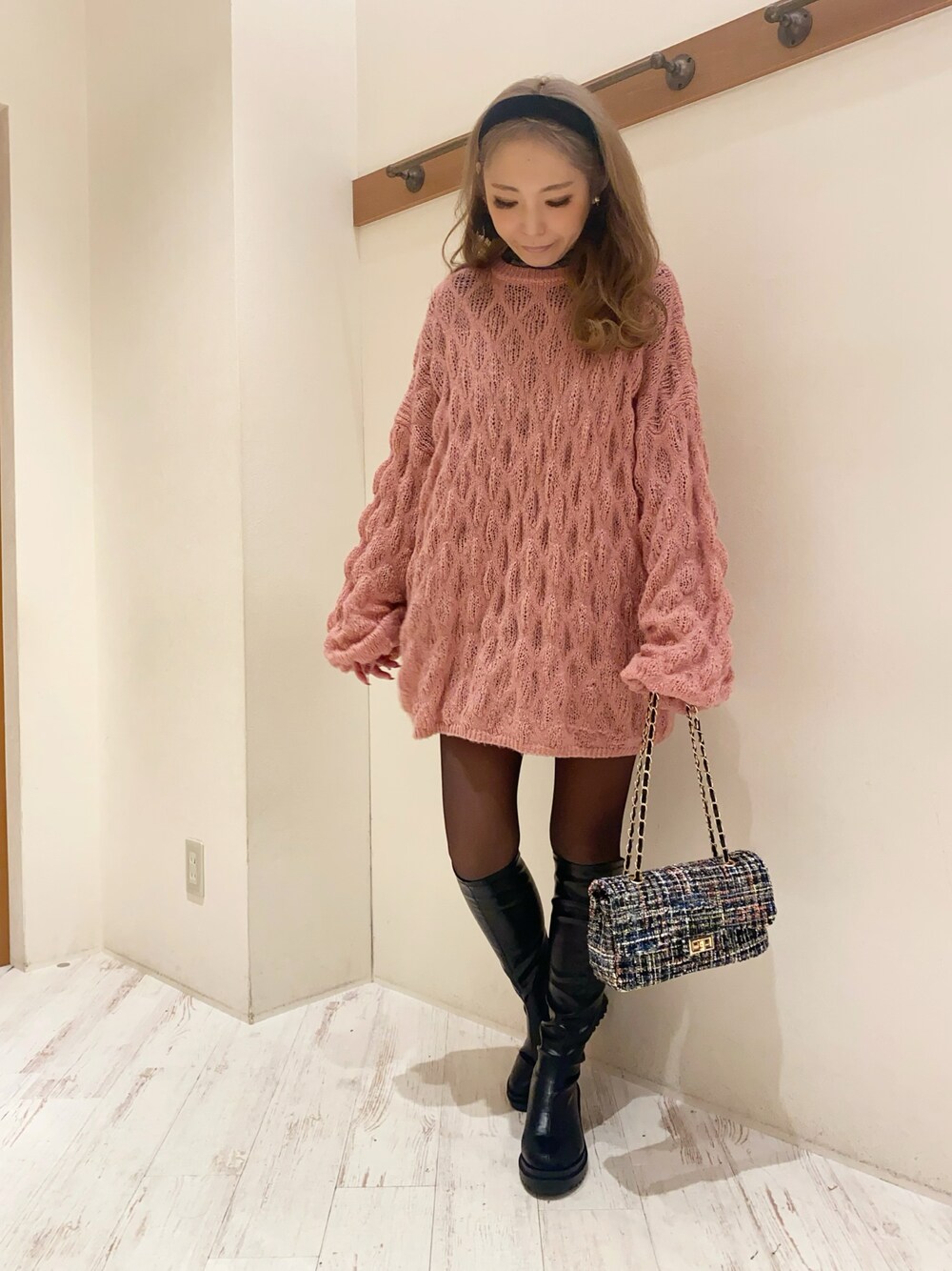 「ニット、ビッグニット、ビッグシルエット、ニットワンピース、ニットワンピ、ピンクニット、ツイード、ツイードバッグ、ショルダーバッグ、ロングブーツ、きれいめカジュアル、大人かわいい、韓国ファッション、SpRay、SPRAY PREMIUM」｜「SpRayのアイテム（ニット/セーター、ピンク系）」を使った、yukariさん（レディース・158cm）の冬コーディネートの1枚目の写真