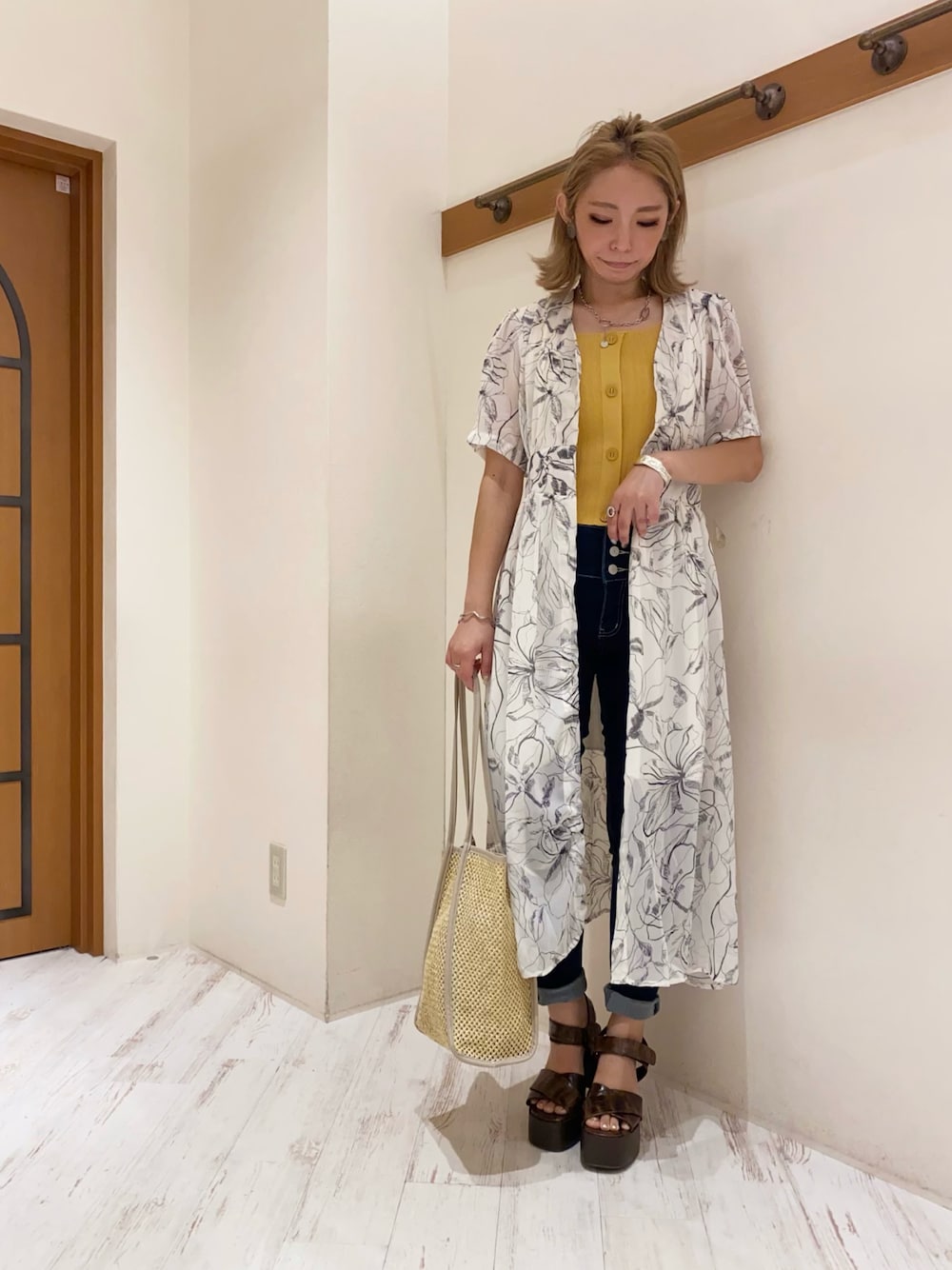 「線画柄、花柄、花柄ワンピース、花柄ｶﾞｳﾝ、ニットキャミソール、デニムパンツ、スキニーデニム、厚底サンダル、SpRay、SPRAY PREMIUM、Libby&Rose」｜「SpRayのアイテム（キャミソール、イエロー系）」を使った、yukariさん（レディース・158cm）の秋コーディネートの1枚目の写真