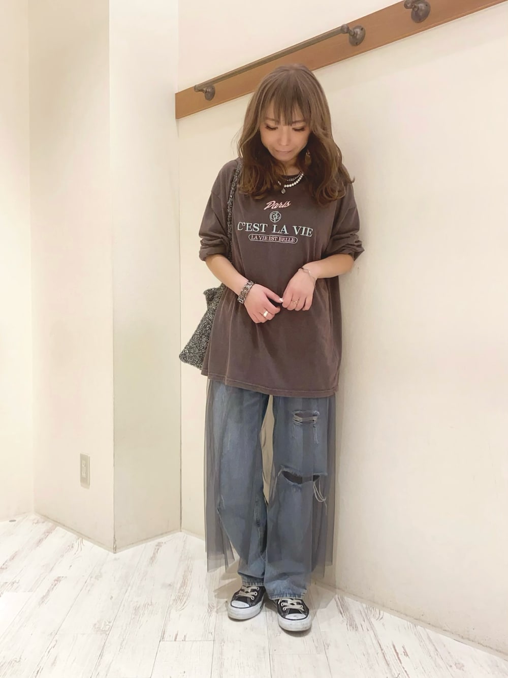 「春のおしゃ見えテクニック、春服みてみて、春ファッション、ロンT、チュールワンピ、チュールキャミワンピース、レイヤードスタイル、レイヤード、ダメージデニムパンツ、ダメージデニム、ストレートデニム、SpRay、SPRAY PREMIUM、Libby&Rose、キャミワンピ」｜「SpRayのアイテム（Tシャツ/カットソー、グレー系）」を使った、yukariさん（レディース・158cm）の春コーディネートの1枚目の写真