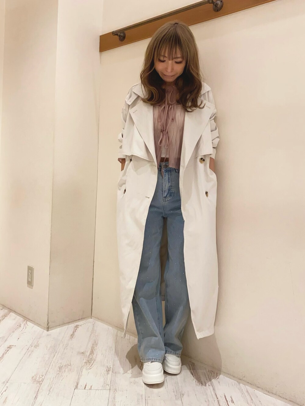 「２ＷＡＹ、オーガンジー、ブラウス、ブラウス×デニム、ロングコート、トレンチコート、ラインストーンデニム、デニム、デニムパンツ、きれいめカジュアル、大人ガーリー、大人カジュアルコーデ、SpRay、SPRAY PREMIUM」｜「SpRayのアイテム（シャツ/ブラウス、ピンク系）」を使った、yukariさん（レディース・158cm）の夏コーディネートの1枚目の写真