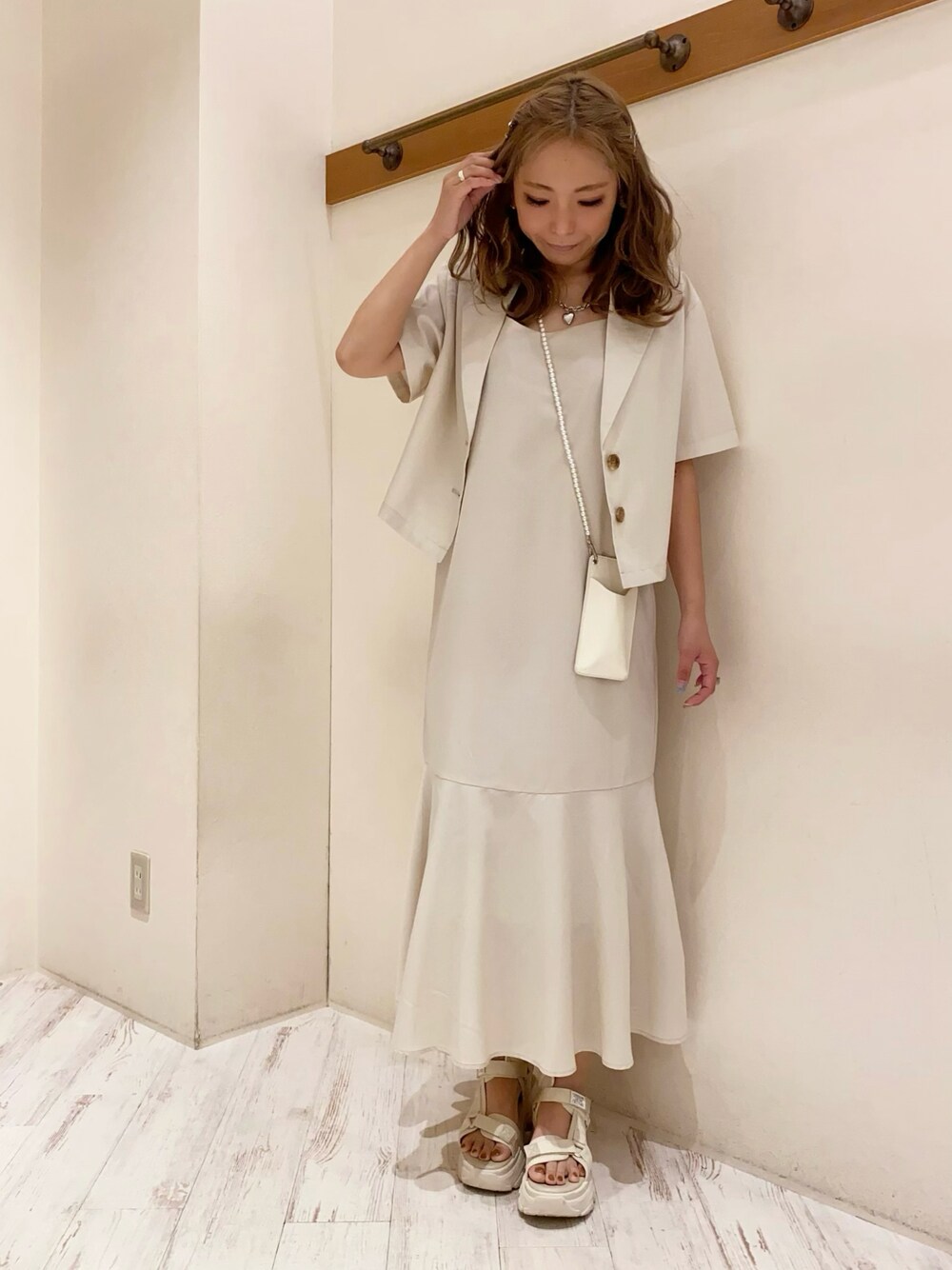 「セットアップ、セットアップスタイル、シャツスタイル、シャツジャケット、ジャケット、ワンピース、キャミワンピ、セットアイテム、パール、スマホショルダー、スポサン、春夏コーデ、お出かけコーデ、SpRay、SPRAY PREMIUM」｜「SpRayのアイテム（セットアップ、ホワイト系）」を使った、yukariさん（レディース・158cm）の春コーディネートの1枚目の写真