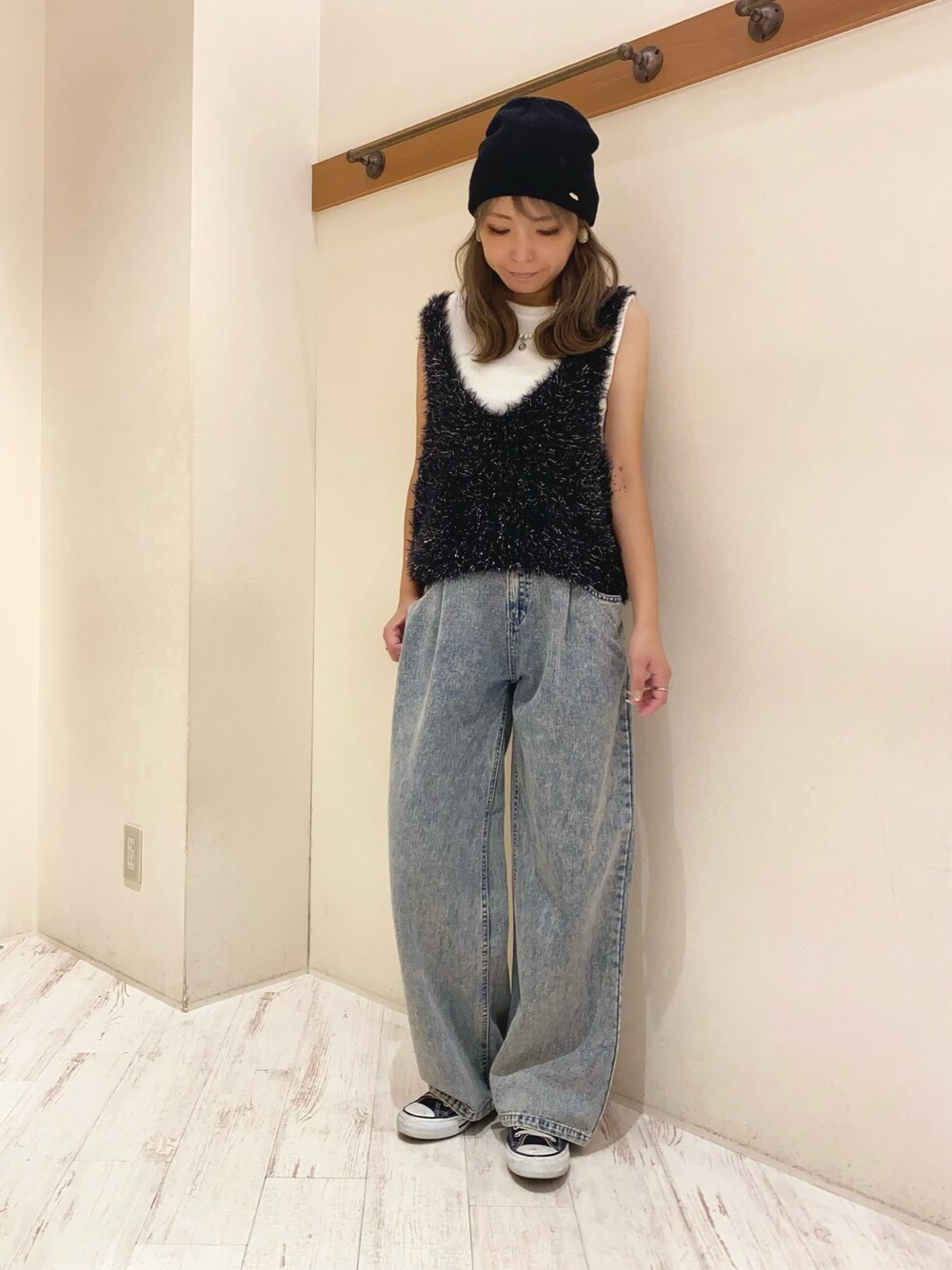 「ファーベスト、ラメ、フェザーヤーン、レイヤードスタイル、レイヤード、タックパンツ、タックデニム、デニムコーデ、ビーニー、ゆるコーデ、大人カジュアル、秋コーデ、秋服準備はじめました、SpRay、SPRAY PREMIUM」｜「SpRayのアイテム（ベスト、ブラック系）」を使った、yukariさん（レディース・158cm）の秋コーディネートの1枚目の写真