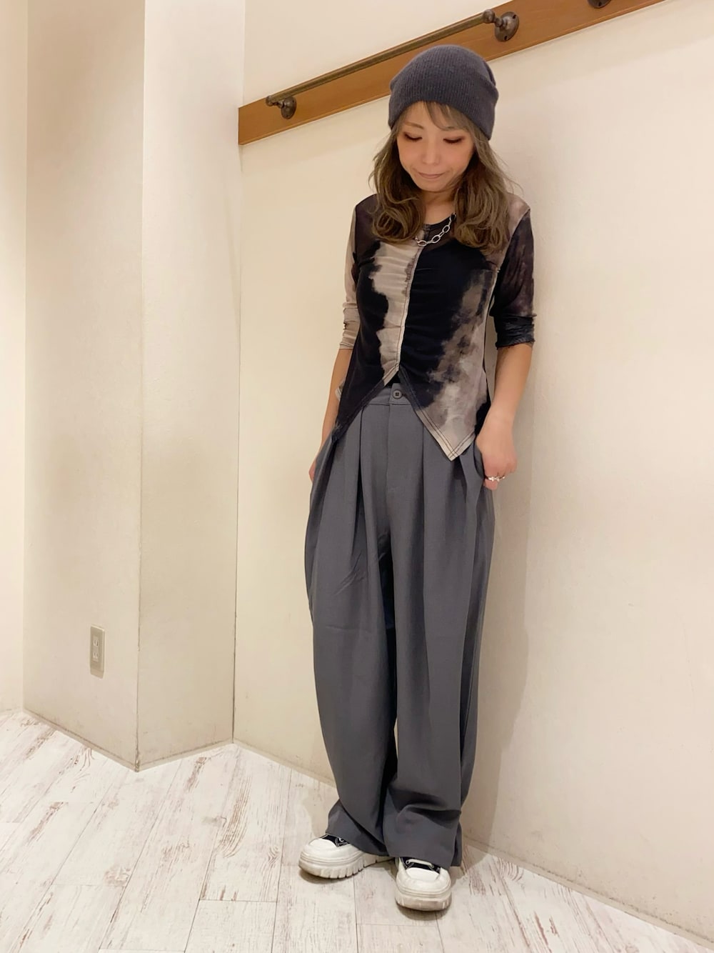 「シアートップス、タイダイ柄、タックパンツ、２ＷＡＹ、2wayパンツ、ビーニー、秋冬コーデ、秋っぽコーデ更新中、初秋コーデ、キレイめカジュアル、SpRay、SPRAY PREMIUM、プチプラ、プチプラコーデ」｜「SpRayのアイテム（ニットキャップ/ビーニー、グレー系）」を使った、yukariさん（レディース・158cm）の秋コーディネートの1枚目の写真