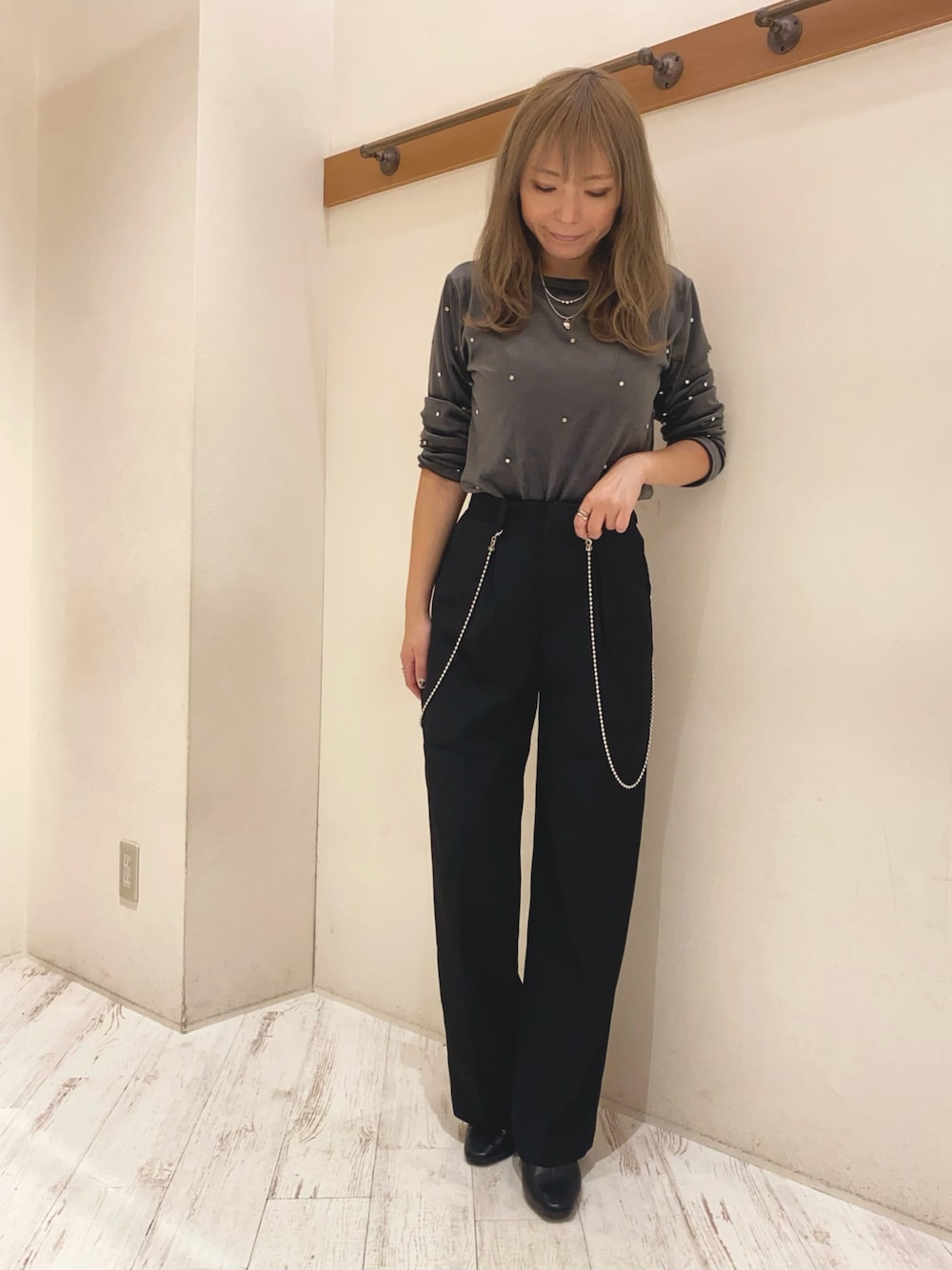 「ベロア、ベロアトップス、ストーン、ラインストーン、ボールチェーン、サスペンダー、サスペンダーパンツ、秋、シンプル、オトナカジュアル、大人かわいい、SpRay、SPRAY PREMIUM、Libby&Rose」｜「Libby&Roseのアイテム（Tシャツ/カットソー、グレー系）」を使った、yukariさん（レディース・158cm）の秋コーディネートの1枚目の写真