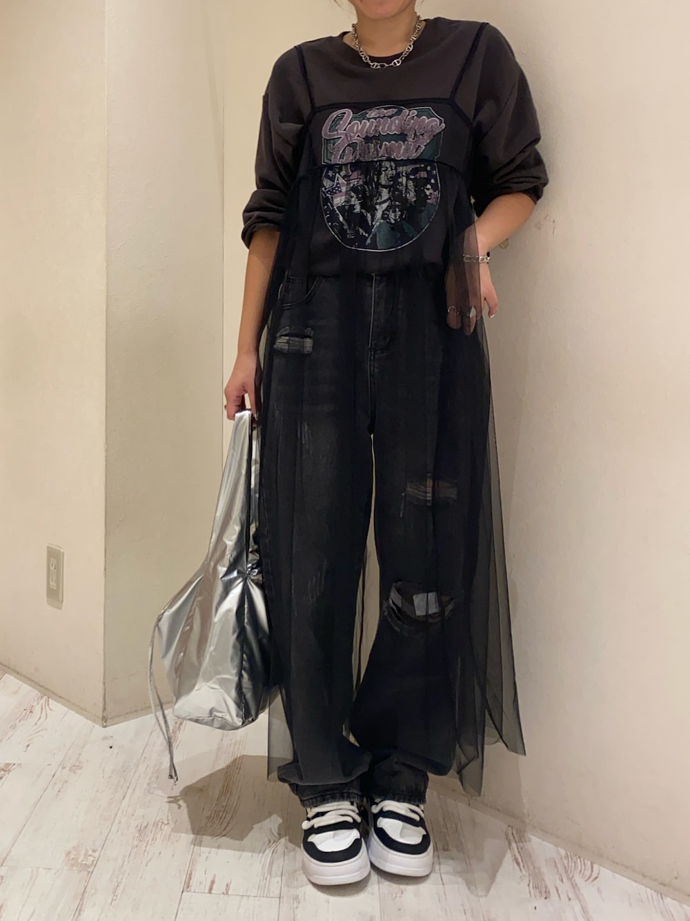 「秋服まるっと大公開、大人カジュアル、カジュアルコーデ、秋冬コーデ、チュール、チュールワンピ、レイヤードスタイル、キャミワンピ、キャミワンピース、キャミワンピコーデ、デニムパンツ、デニム、ワントーンコーデ、SpRay、SPRAY PREMIUM」｜「SpRayのアイテム（スウェット、ブラック系）」を使った、yukariさん（レディース・158cm）の秋コーディネートの1枚目の写真