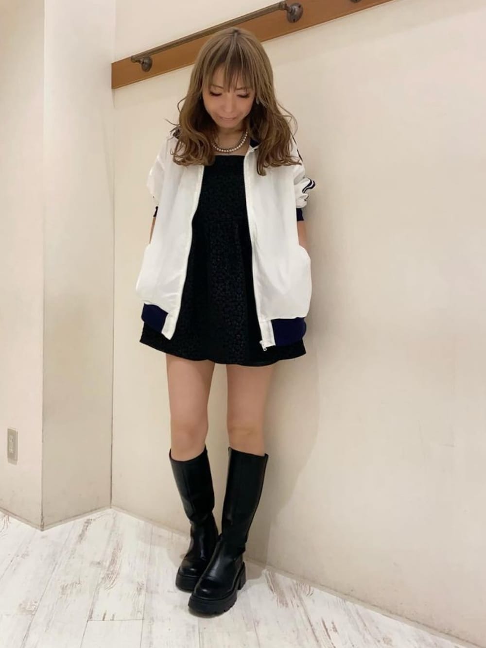 「トラックジャケット、ぺプラムトップス、ペプラムキャミ、チュニック、キャミチュニック、花柄、花柄キャミソール、ロングブーツ、きれいめカジュアル、カジュアルコーデ、SpRay、SPRAY PREMIUM」｜「SpRayのナイロントラックジャケット（ナイロンジャケット、ホワイト系）」を使った、yukariさん（レディース・158cm）の夏コーディネートの1枚目の写真
