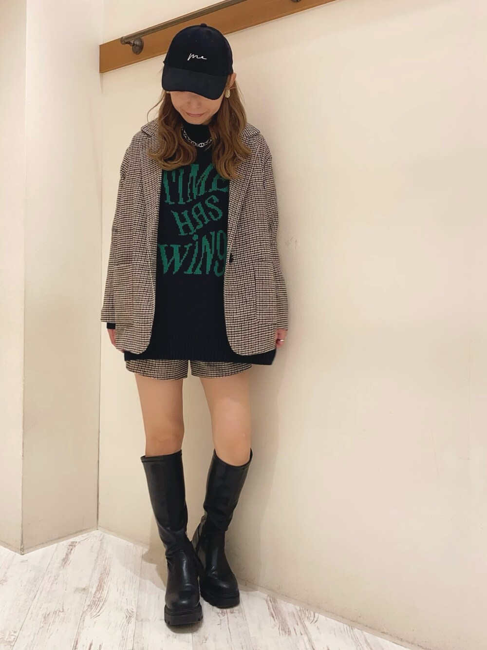 「ロゴニット、ビッグニット、ビッグシルエット、セットアップ、チェックセットアップ、チェックジャケット、ショートパンツ、セットアップスタイル、キャップ、ロングブーツ、カジュアルコーデ、韓国ファッション、プチプラ、SpRay、SPRAY PREMIUM」｜「SpRayのウェーブロゴジャガードニット（ニット/セーター、ブルー系）」を使った、yukariさん（レディース・158cm）の冬コーディネートの1枚目の写真