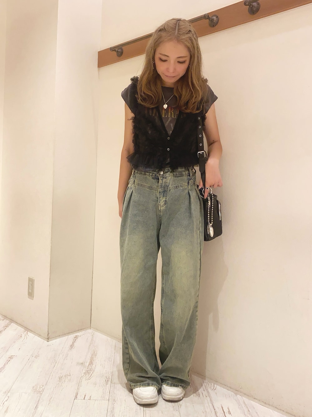 「チュール、チュールベスト、フリル、フリルベスト、シアートップス、バンドT、ロック、タックパンツ、タックデニム、オーバーダイ、オトナカジュアル、レイヤードスタイル、初秋コーデ、SpRay、SPRAY PREMIUM」｜「SpRayのアイテム（タンクトップ、ブラック系）」を使った、yukariさん（レディース・158cm）の秋コーディネートの1枚目の写真