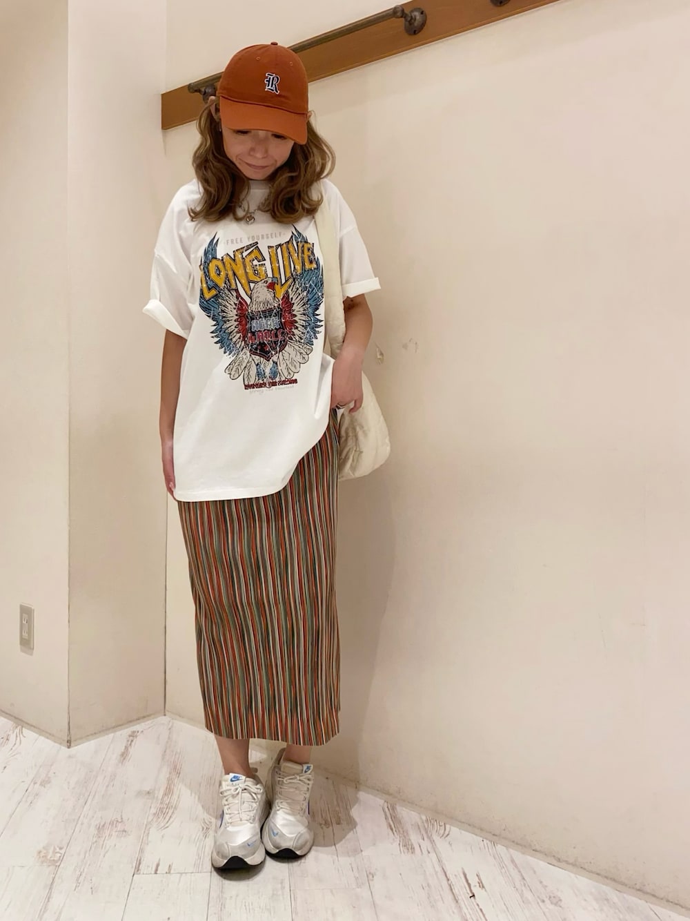 「春夏コーデ、初夏コーデ、夏コーデ、大人カジュアル、バンドT、バンT、ロックT、ヴィンテージ風、ナロースカート、ストライプスカート、マルチカラー、NIKE、NIKE AIR MAX、SpRay、SPRAY PREMIUM」｜「SpRayのアイテム（キャップ、オレンジ系）」を使った、yukariさん（レディース・158cm）の春コーディネートの1枚目の写真