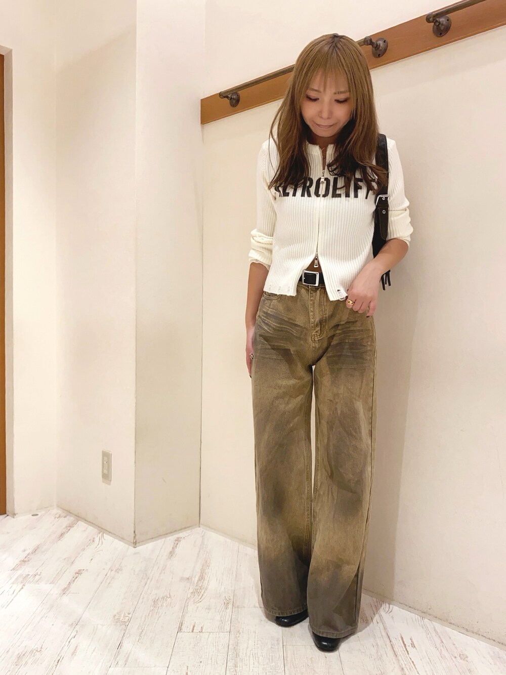 「ロゴニット、ダブルジップ、ダメージニット、オーバーダイ、オーバーダイデニム、デニムコーデ、秋服、秋冬、プチプラ、SpRay、SPRAY PREMIUM」｜「SpRayのリブロゴプリントWジップニット（ニット/セーター、ホワイト系）」を使った、yukariさん（レディース・158cm）の秋コーディネートの1枚目の写真