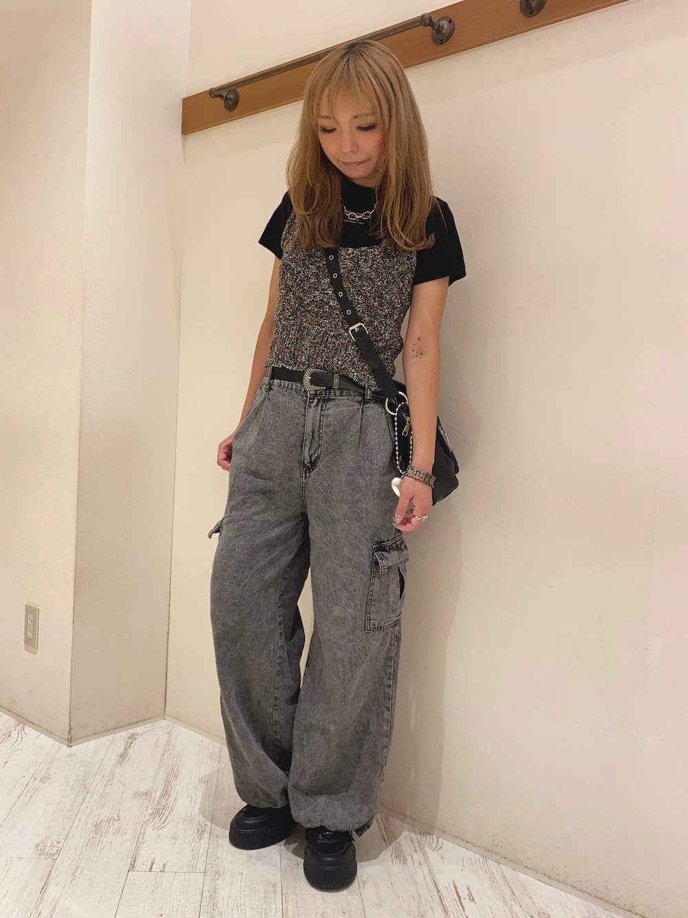 カーゴパンツを使った「ビスチェ×デニム」の人気ファッション カーゴパンツを使った「ビスチェ×デニム」の人気ファッション