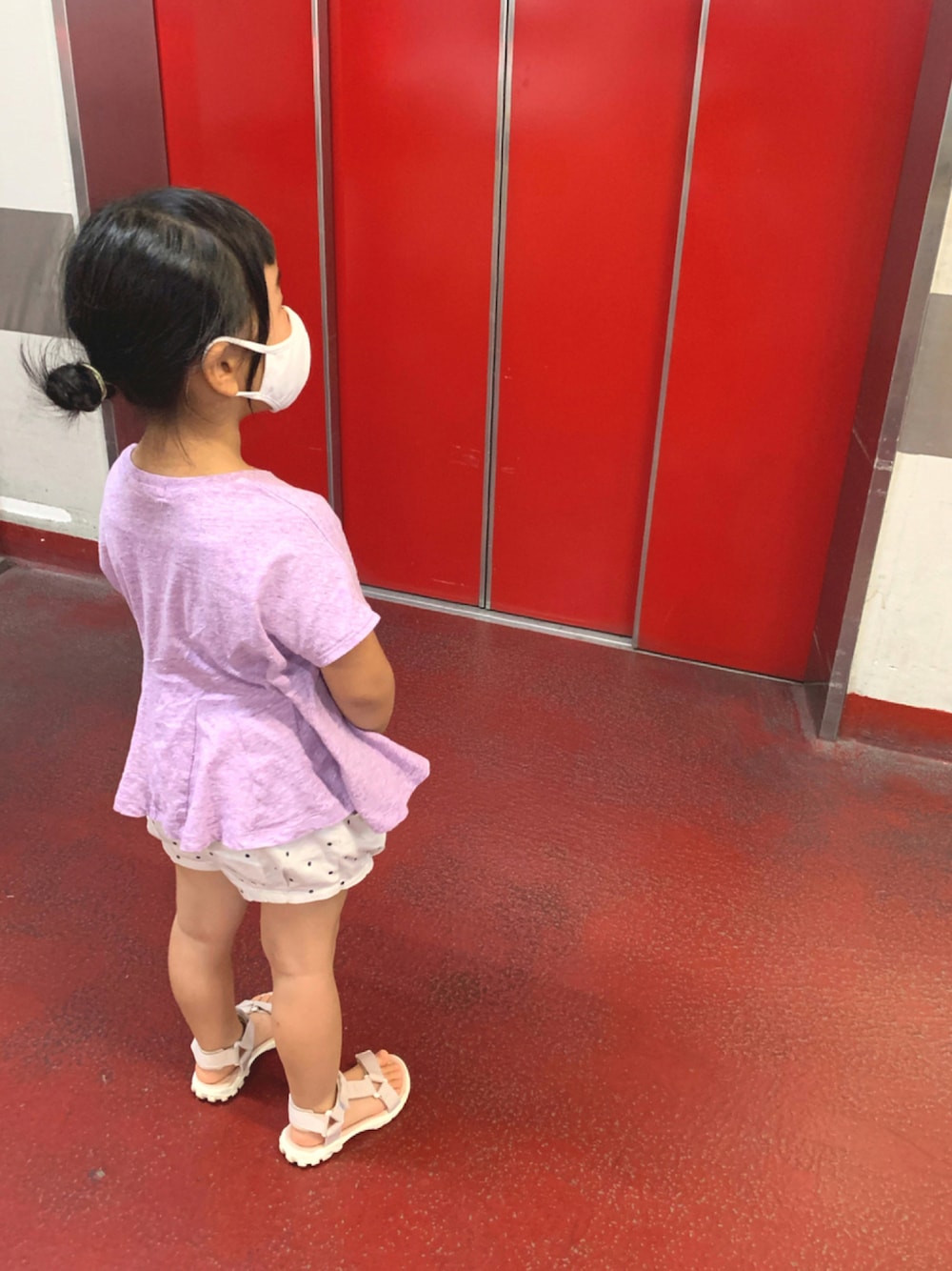 ピンク系のTシャツ/カットソー、ホワイト系のその他パンツ、ピンク系のスニーカーを着用したキッズの夏コーディネートの1枚目の写真