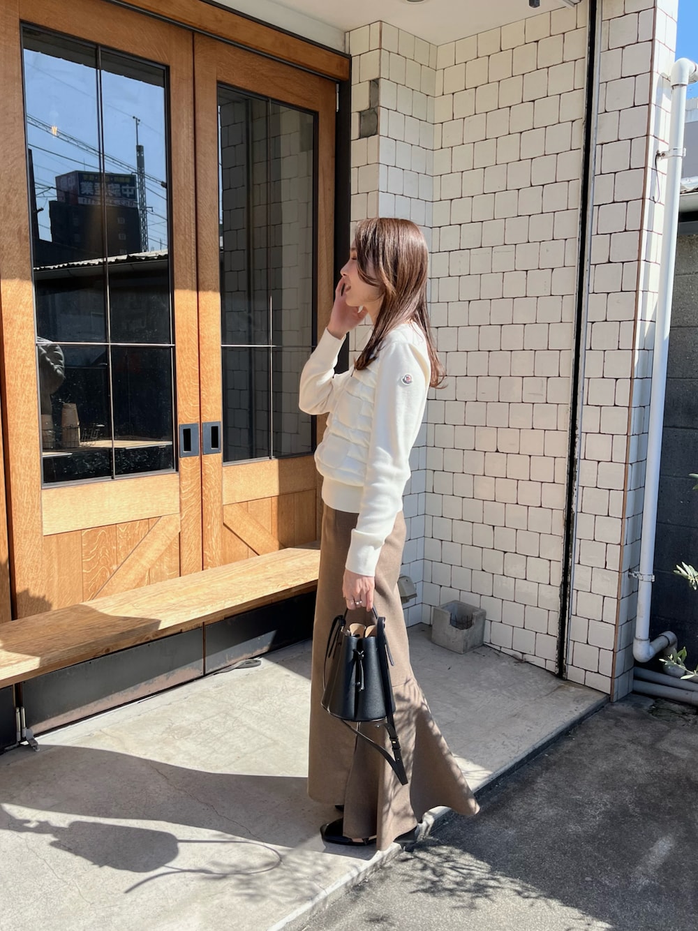 「休日スタイル、お洒落さんとつながりたい、お出かけコーデ、大人可愛い、春コーデ、春服、春、マーメイドスカート、シンプルコーデ、ClaSTEllaR、モンクレール、カーディガン、春カラー」｜「MONCLERのアイテム（カーディガン/ボレロ、ホワイト系）」を使った、mayuさん（レディース・162cm）の春コーディネートの1枚目の写真