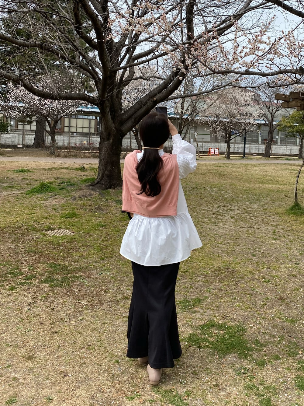 「今日のコーデ、お出かけコーデ、春コーデ、ブラウス、春カラー、ClaSTEllaR、UNIQLO、カジュアルコーデ、大人カジュアル、マーメイドスカート、キレイめ、カーディガン、春色」｜「UNIQLOのUVカットスーピマコットンクルーネックカーディガン（長袖）（カーディガン/ボレロ、ピンク系）」を使った、mayuさん（レディース・162cm）の春コーディネートの1枚目の写真