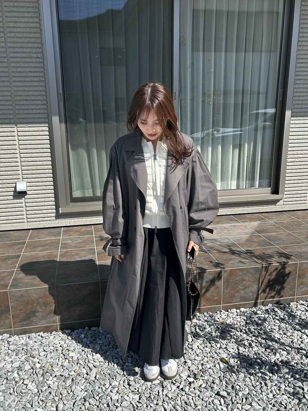 「休日スタイル、春服、春服コーデ、今日のコーデ、シンプルコーデ、スニーカーコーデ、トレンチコート、お出かけコーデ、ClaSTEllaR、春アウター、スニーカー」｜「MONCLERのアイテム（カーディガン/ボレロ、ホワイト系）」を使った、mayuさん（レディース・162cm）の春コーディネートの1枚目の写真