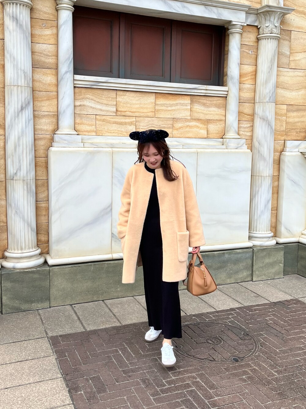 「カジュアルコーデ、大人カジュアル、シンプル、ディズニーコーデ、ニットワンピース、スニーカー、スニーカーコーデ、ClaSTEllaR、春服、ワンピースコーデ、adidas、samba」｜「Mila Owenのアイテム（ノーカラーコート、ベージュ系）」を使った、mayuさん（レディース・162cm）の春コーディネートの1枚目の写真