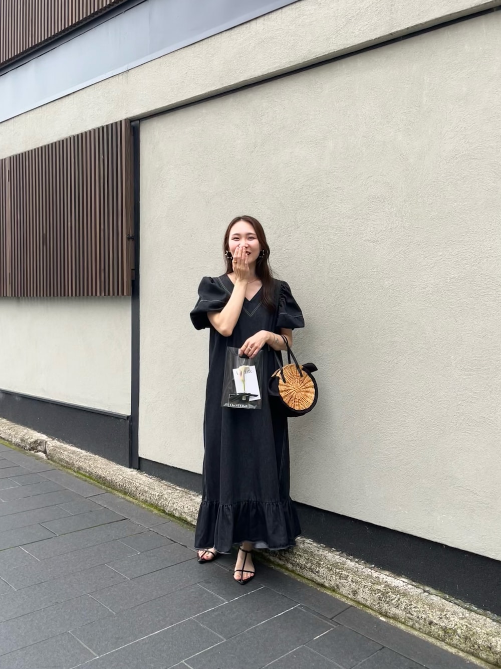 「休日スタイル、おでかけコーデ、大人カジュアル、夏コーデ、デニム、初夏コーデ、大人かわいい、ブラック、ブラックデニム、フリル、ClaSTEllaR、サンダル、ボリューム袖、ワンピース」｜「AZUL by moussyのT-STRAP POINTED TOE SANDALS/T-ストラップポインテッドトーサンダル（サンダル、ブラック系）」を使った、mayuさん（レディース・162cm）の夏コーディネートの1枚目の写真