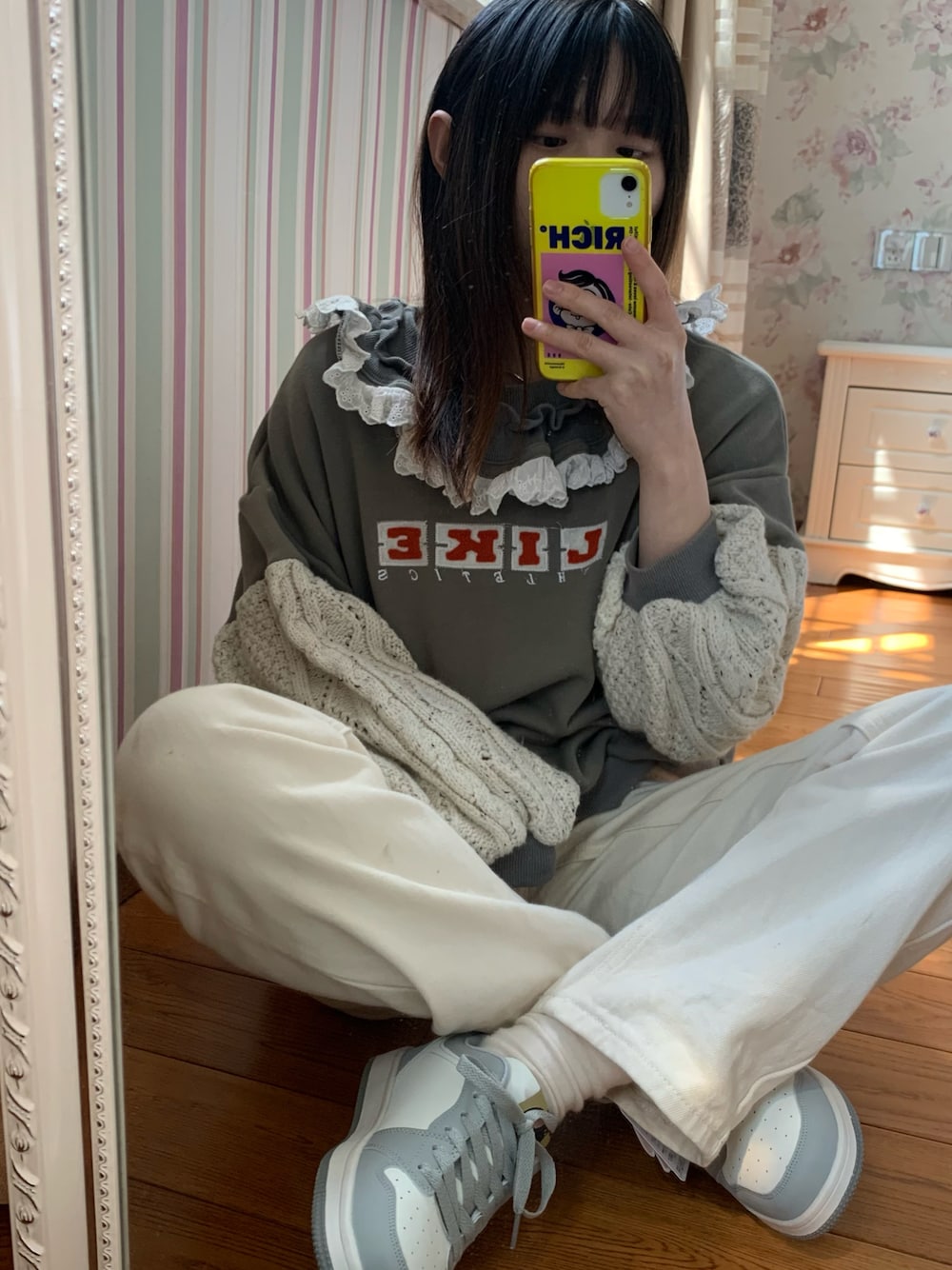 「春服、春服みてみて、moz、古着MIX、お洒落さんとつながりたい」｜「mozのmoz(モズ)mロゴ 厚底ローカットスニーカー（スニーカー、グレー系）」を使った、電波ルルさん（レディース・158cm）の春コーディネートの1枚目の写真