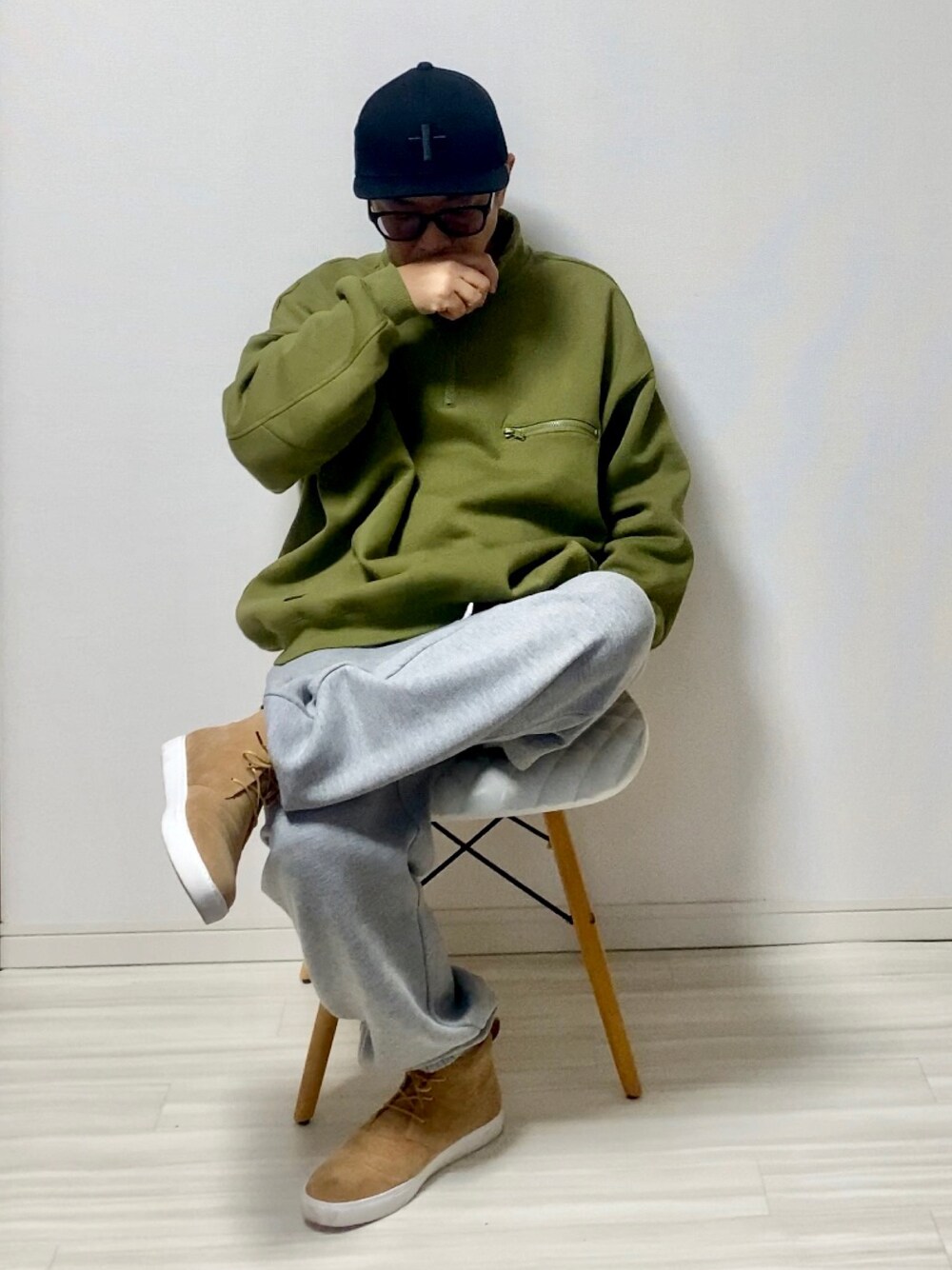 「カジュアル、オーバーサイズ、ビッグシルエット、ハーフジップ、スウェットパンツ、リラックスコーデ、ゆるコーデ、黒キャップ、グリーン、サウナ」｜「piuoroのPIUORO(ピウオロ)ベースボールキャップ（キャップ、ブラック系）」を使った、Naoyanさん（メンズ・168cm）の冬コーディネートの1枚目の写真