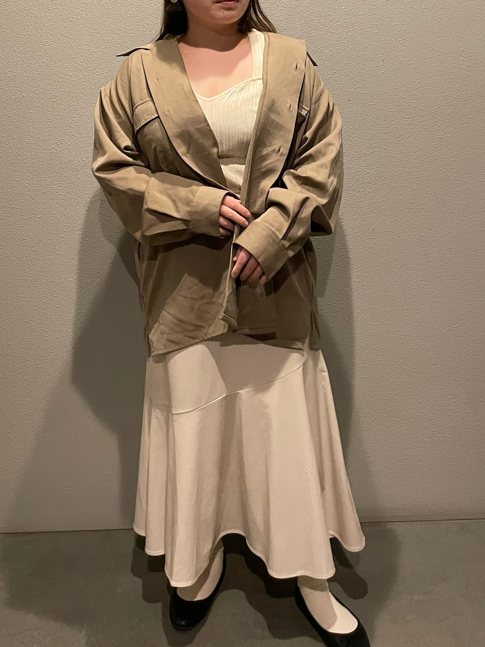 ブラウン系のジャケット/アウター、ホワイト系のTシャツ/カットソー、ホワイト系のスカートを着用したレディースの春コーディネートの1枚目の写真