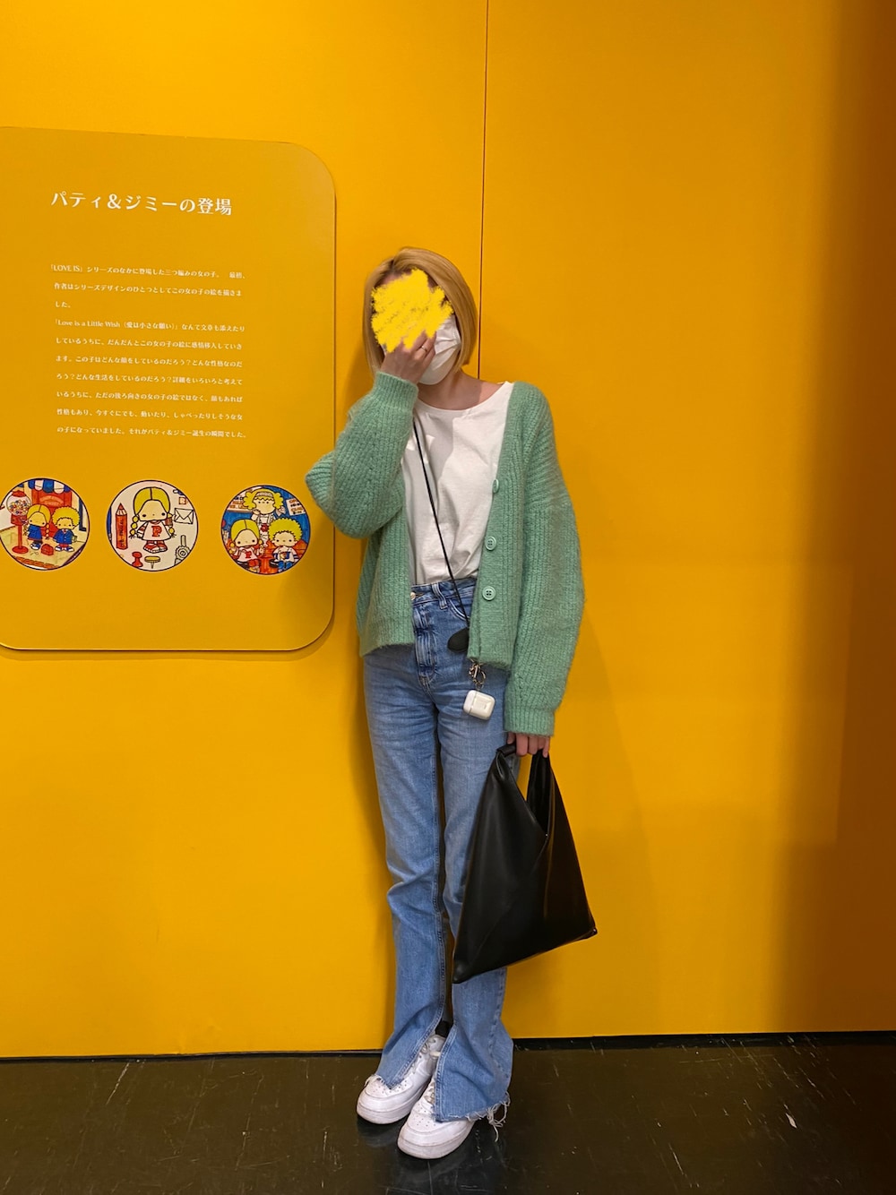 「春コーデ、カジュアルコーデ、グリーン、デニム、サンリオ展、札幌、寒かった」｜「MM6 Maison MargielaのMM6 Small Japanese Handb（ハンドバッグ、ブラック系）」を使った、ほーしーさん（レディース・165cm）の春コーディネートの1枚目の写真
