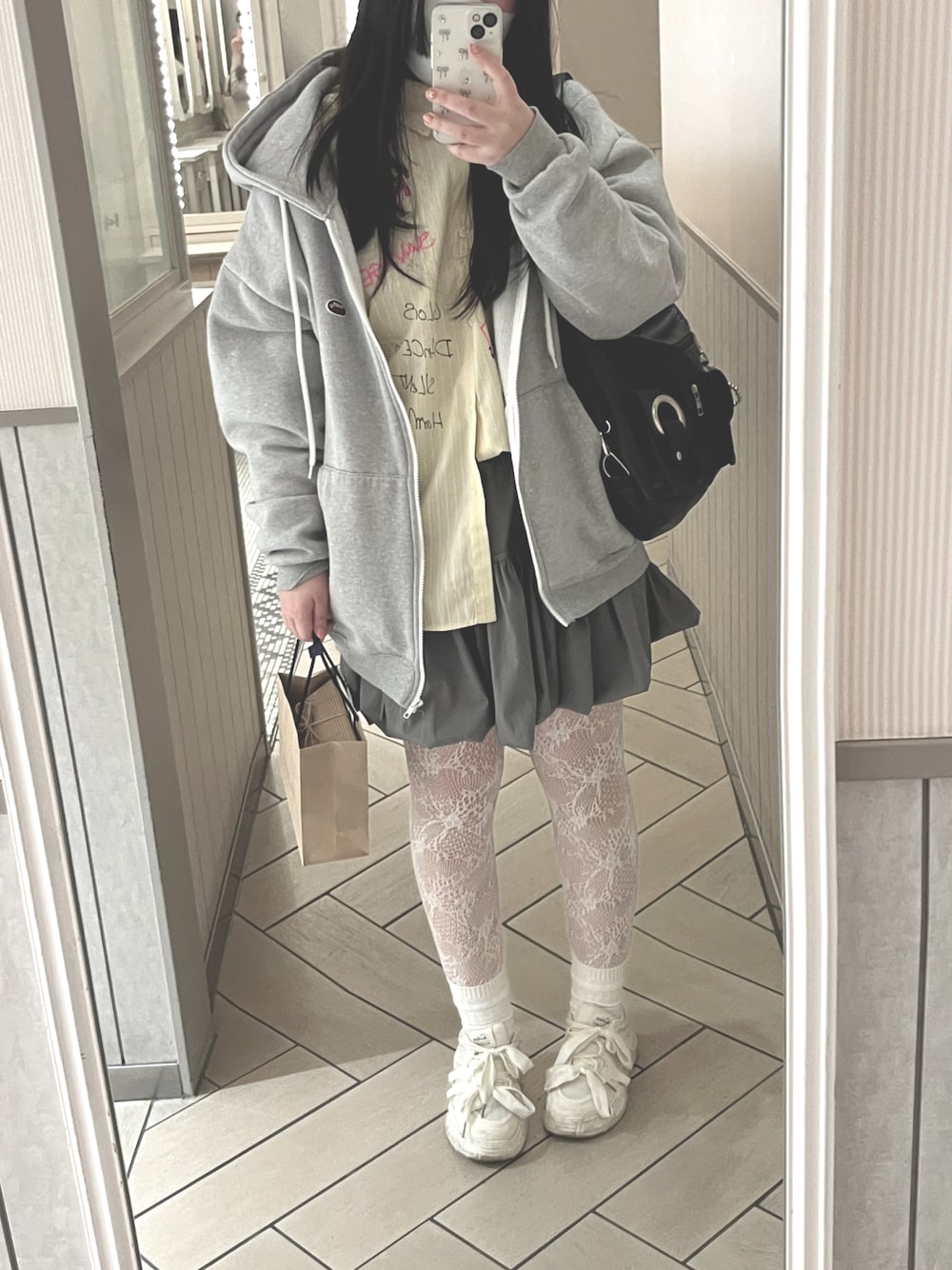「春めき満開コーデ、春色、お出かけスタイル、大人かわいい、カジュアルガーリー、シャツコーデ、スカートスタイル、グレー、スカートコーデ、ストライプシャツ、リボン、ガーリーコーデ、バルーンスカート、レース、タイツ」｜「AS KNOW AS plusの●アソートデザイン ちりばめロゴビッグサイズシャツ（シャツ/ブラウス、イエロー系）」を使った、heika さん（レディース・161cm）の春コーディネートの1枚目の写真