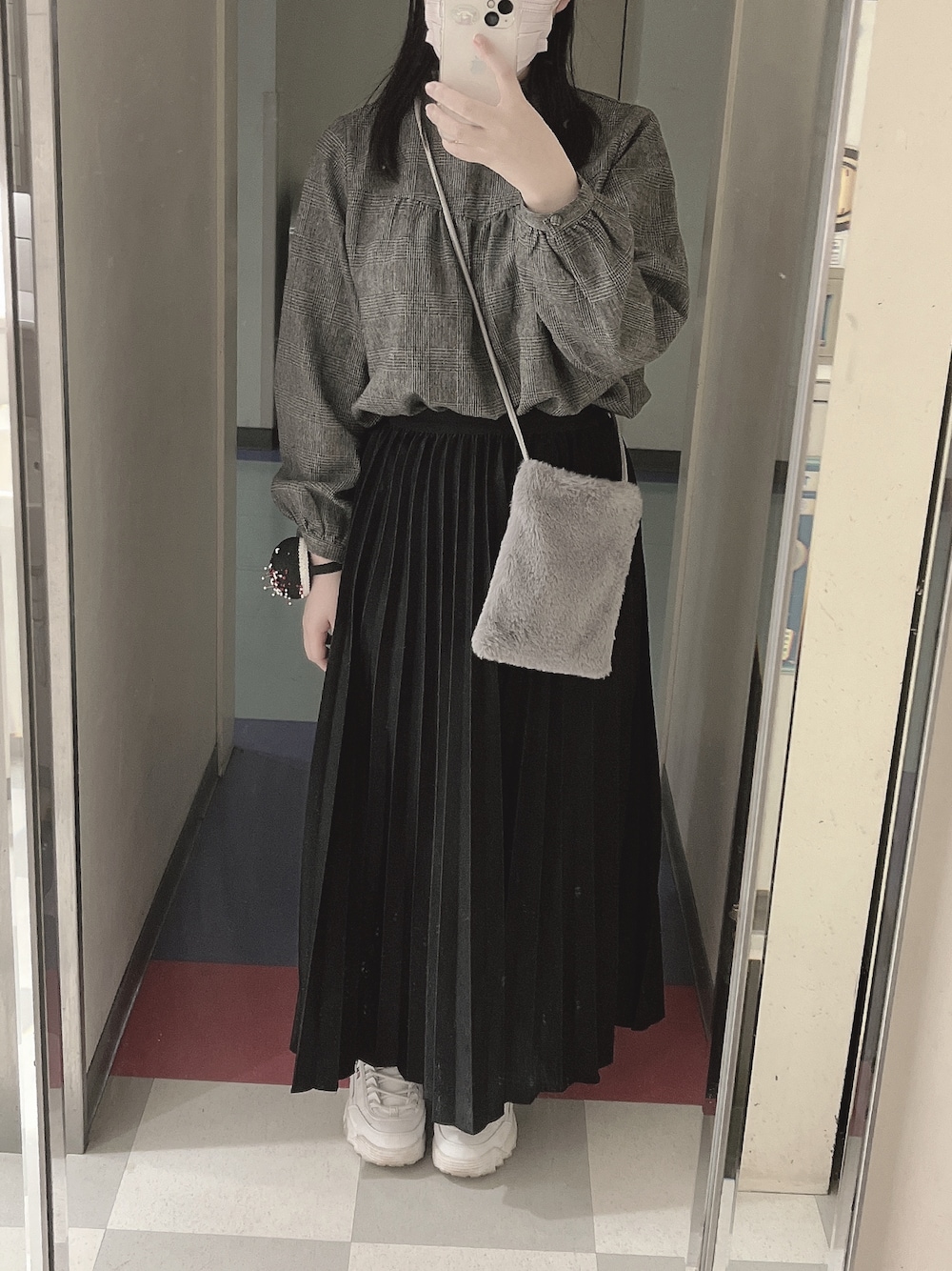 「タックイン、春コーデ、カジュアルコーデ、ootd、プリーツスカート、ハイネック、厚底シューズ、フェイクファー」｜「classicalelfの落ち感綺麗。マキシ丈プリーツスカート（スカート、ブラック系）」を使った、heika さん（レディース・160cm）の春コーディネートの1枚目の写真