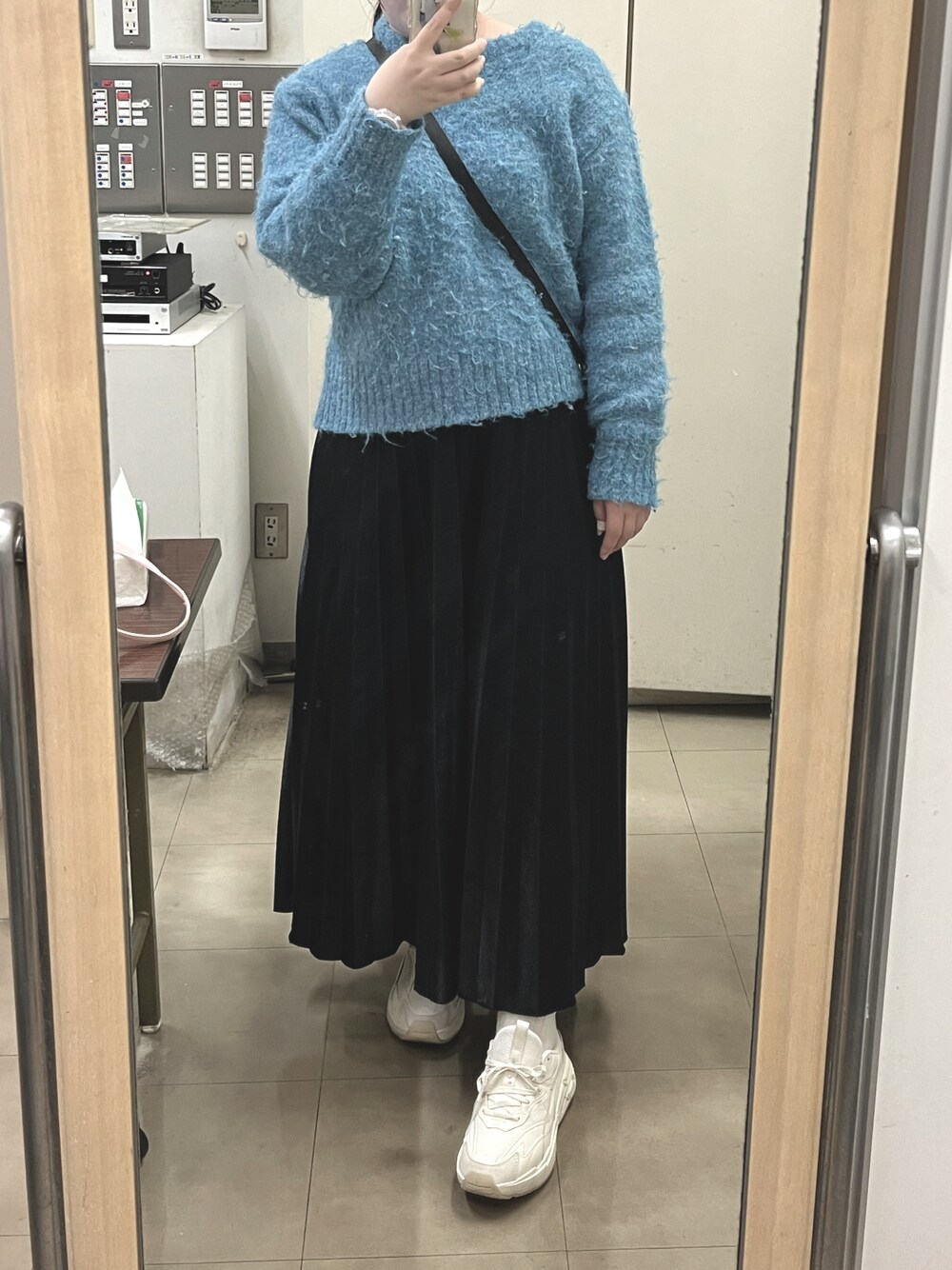 「春のおしゃ見えテクニック、休日スタイル、シンプルスタイル、春ファッション、おでかけコーデ、オトナカワイイ、スニーカーコーデ、ラクチンコーデ、大人ガーリー、オトナカジュアル、スカートコーデ、黒、プチプラ、韓国ファッション、カジュアルガーリー」｜「classicalelfの落ち感綺麗。マキシ丈プリーツスカート（スカート、ブラック系）」を使った、heika さん（レディース・160cm）の春コーディネートの1枚目の写真
