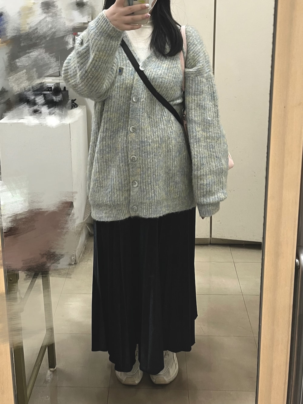「春のNewスタイル、春服、春カラー、シンプル、オトナカワイイ、ラフコーデ、スニーカーコーデ、ootd、シンプルコーデ、春ファッション、大人ガーリー、プリーツスカート、スポーツミックス、淡色コーデ、カーディガン」｜「mily biletの【mily bilet】大人ふんわり。前後2wayミックス糸シャギーニットカーディガン（カーディガン/ボレロ、ホワイト系）」を使った、heika さん（レディース・160cm）の春コーディネートの1枚目の写真