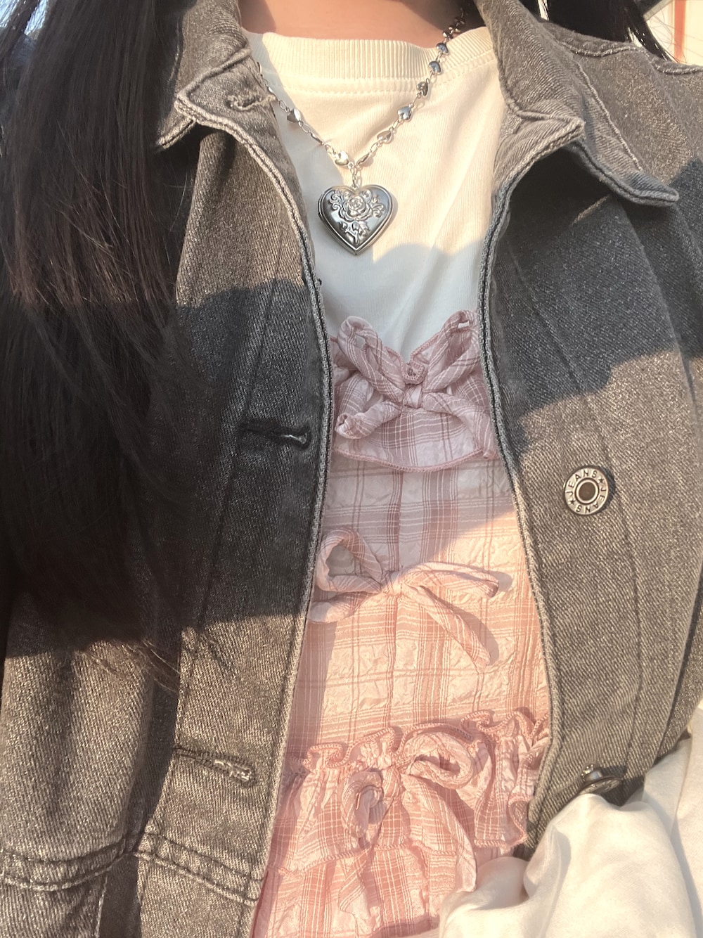 「最近のいい感じコーデ、春服コーデ、大人カジュアル、オトナカワイイ、ootd、ワンピースコーデ、カラーコーデ、アクセサリー、シルバーアクセサリー、Gジャン、merry jenny、ガーリー、チエック、ピンク、shein」｜「merry jennyのチェックリボンキャミワンピース（ワンピース、ピンク系）」を使った、heika さん（レディース・161cm）の春コーディネートの1枚目の写真