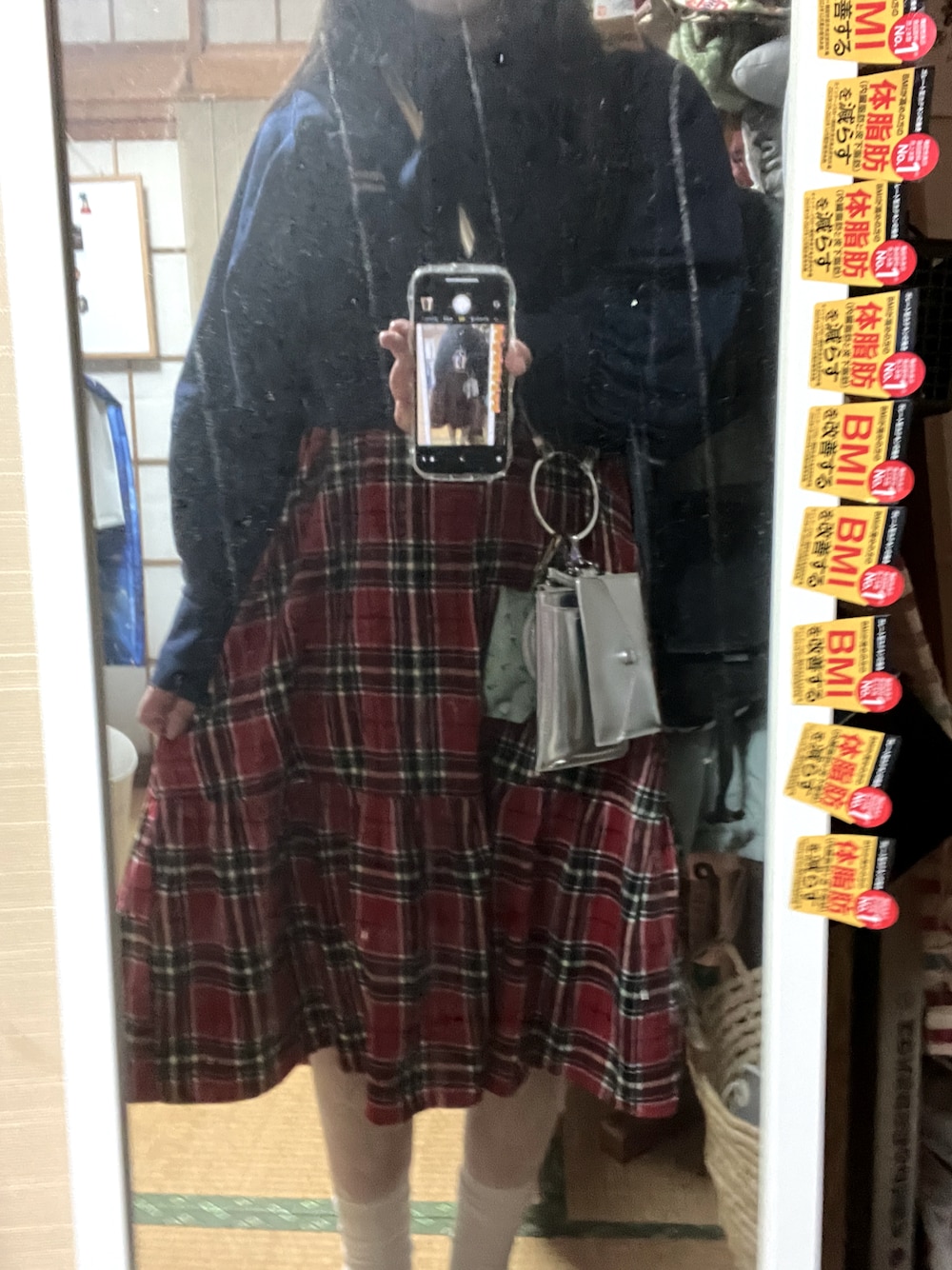 「おでかけコーデ、大人かわいい、スニーカーコーデ、カジュアルガーリー、オトナカワイイ、キャミワンピ、大人ガーリー、デニムシャツ、デニムジャケット、シルバー、チェックスカート、Chico、merlot、フリルスカート、レースタイツ」｜「Chicoのボウタイ付き短丈シャツ（シャツ/ブラウス、ブルー系）」を使った、heika さん（レディース・161cm）の冬コーディネートの1枚目の写真