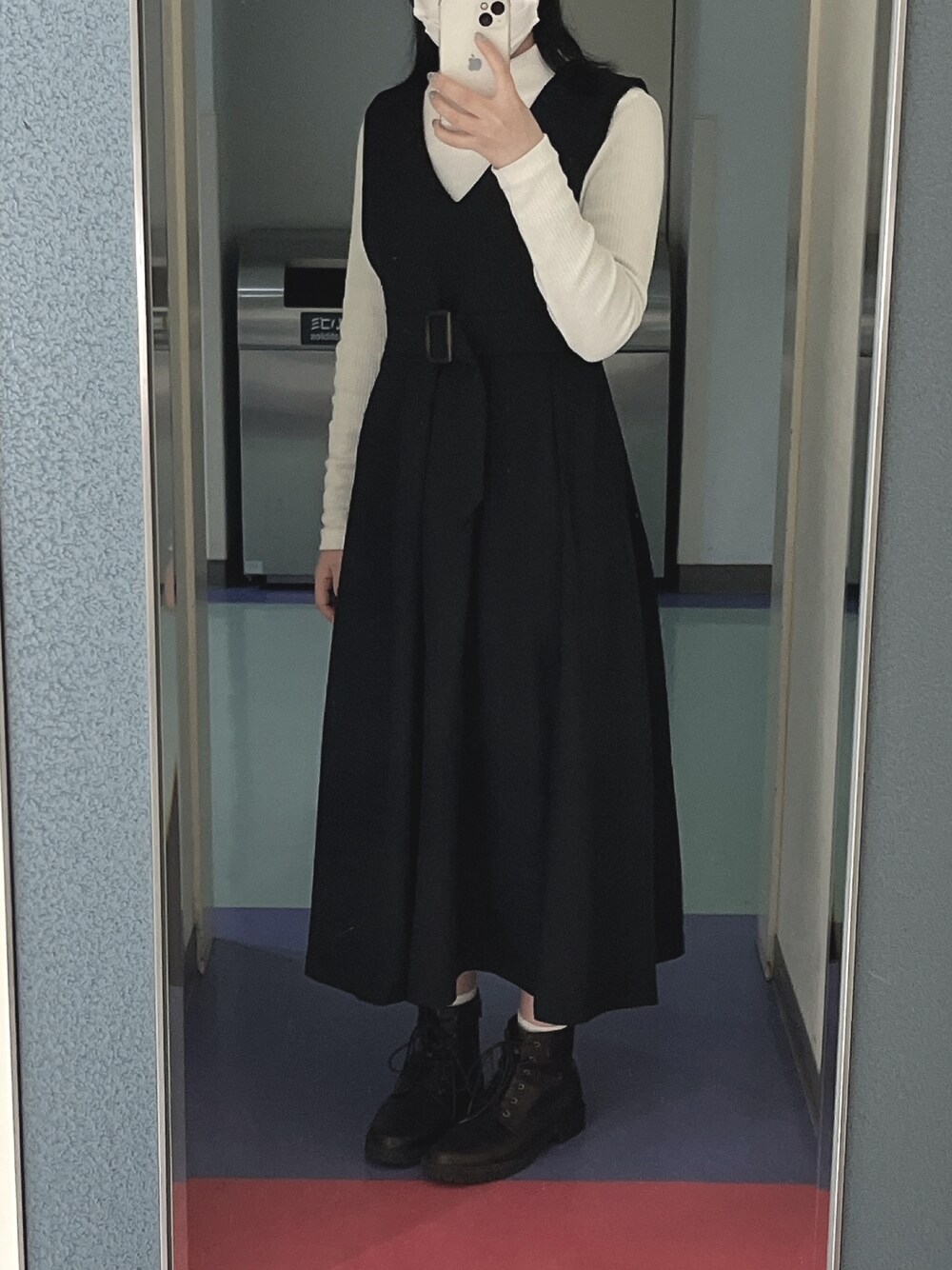 「未来のWEARISTAプロジェクト、大人カジュアル、冬コーデ、ootd、ショートブーツ、ニットコーデ、ワンピース、ブーツ、モノトーン、モノトーンコーデ」｜「JUNOAHのジャンパースカート（ジャンパースカート、ブラック系）」を使った、heika さん（レディース・160cm）の冬コーディネートの1枚目の写真
