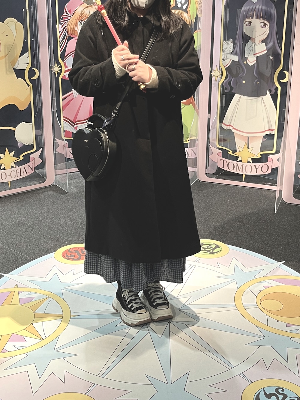 「シンプルコーデ、休日スタイル、お出かけコーデ、秋冬コーデ、ootd、着回しコーデ、モノトーンコーデ、韓国ファッション、shein、チェックスカート、ロングコート、モノトーン、厚底シューズ、converse、Samansa Mos2 blue」｜「CONVERSEのCONVERSE コンバース ALL STAR (R) TREKWAVE HI オールスター (R) トレックウエーブ HI 31310070 BLACK（スニーカー、ブラック系）」を使った、heika さん（レディース・160cm）の冬コーディネートの1枚目の写真