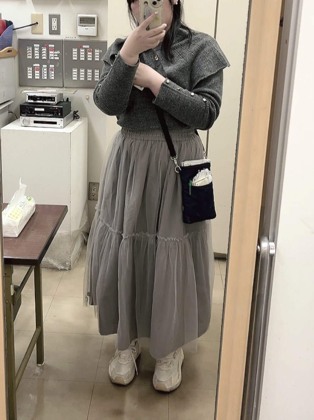 「春のNewスタイル、オトナ女子、ゆるコーデ、ootd、大人かわいい、カジュアルガーリー、プチプラ、スカートコーデ、スポーツミックス、サマンサモスモスブルー、ガーリーコーデ、大人可愛い、フレンチガーリー、ニット、チュールスカート」｜「Samansa Mos2のリバーシブルチュールスカート（スカート、グレー系）」を使った、heika さん（レディース・160cm）の春コーディネートの1枚目の写真
