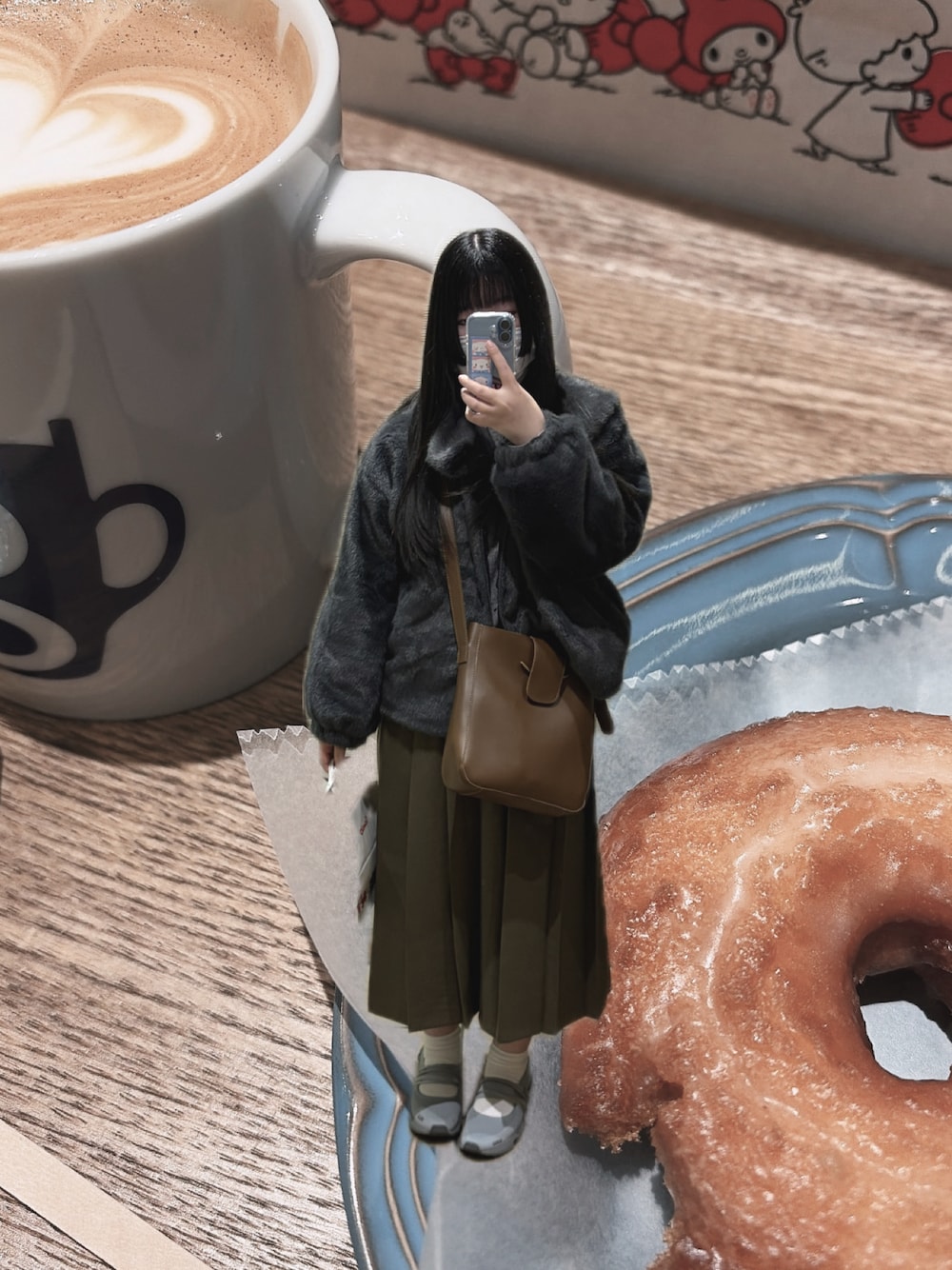 ブラウン系のスカート、グレー系のスニーカー、ブラウン系のショルダーバッグを着用したレディースの秋コーディネートの1枚目の写真