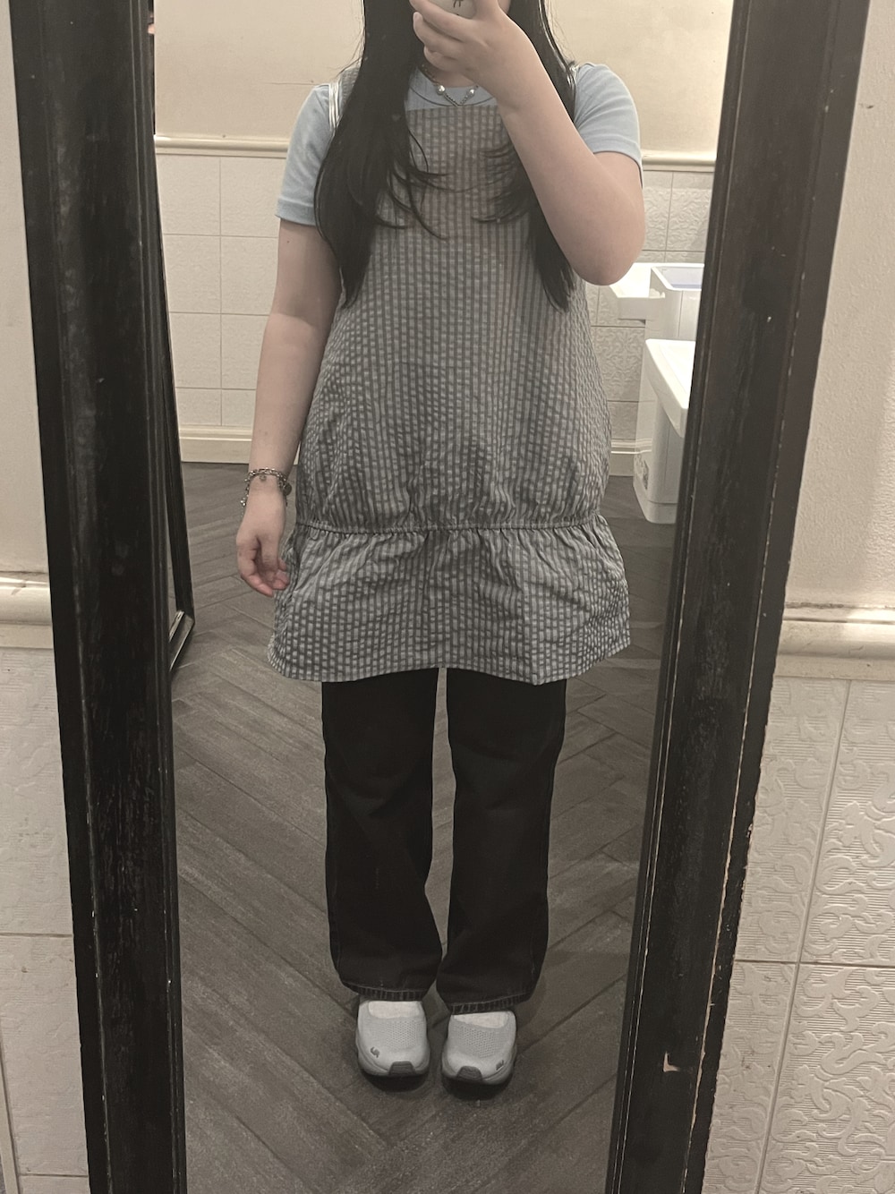 グレー系のスニーカー、グレー系のワンピース、ブルー系のTシャツ/カットソーを着用したレディースの夏コーディネートの1枚目の写真