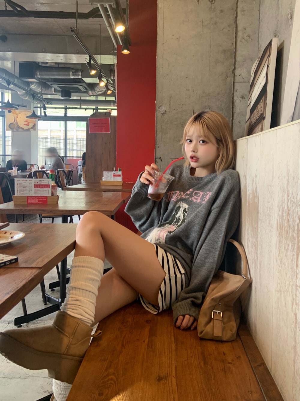 グレー系のニット/セーターを着用したレディースの秋コーディネートの1枚目の写真