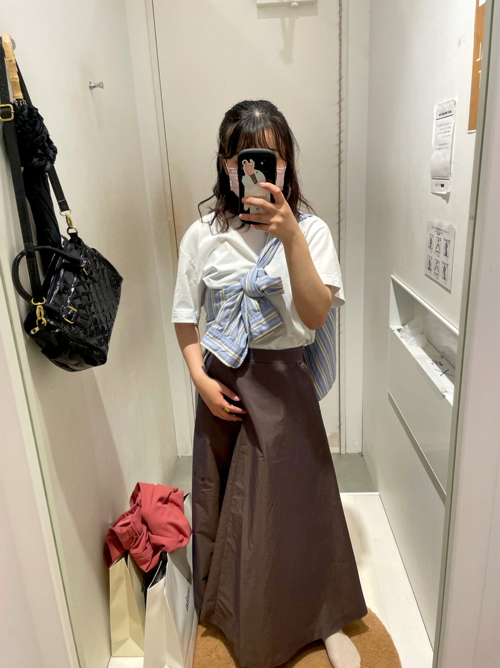 「スカート、VINTAGE、休日コーデ、肩掛けコーデ」｜「UNIQLOのクルーネックT（半袖）（Tシャツ/カットソー、ホワイト系）」を使った、ななみんさん（レディース・155cm）の秋コーディネートの1枚目の写真