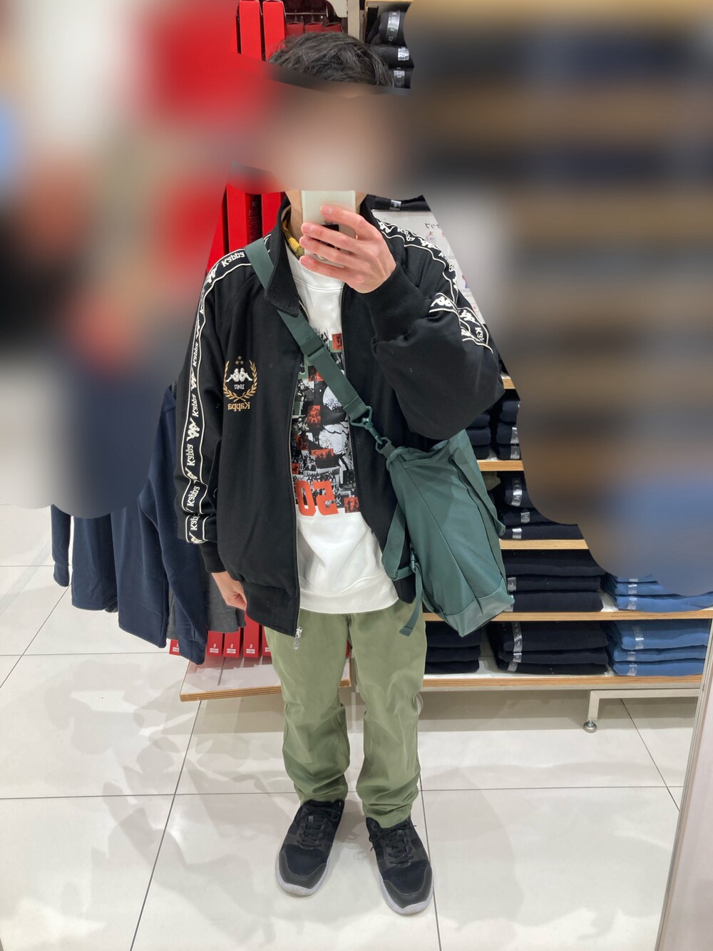 「低身長、スウェット、仮面ライダー、GU、冬、ブルゾン、WORKMAN、ショルダーバッグ、着回しコーデ、ラフ、記録用」｜「GUのシャカシャカする素材のやつ（パンツ、グリーン系）」を使った、 ucさん（メンズ・159cm）の冬コーディネートの1枚目の写真