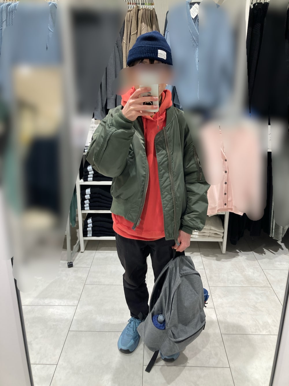 グレー系のアイテムを使った「赤パーカー」の人気ファッション