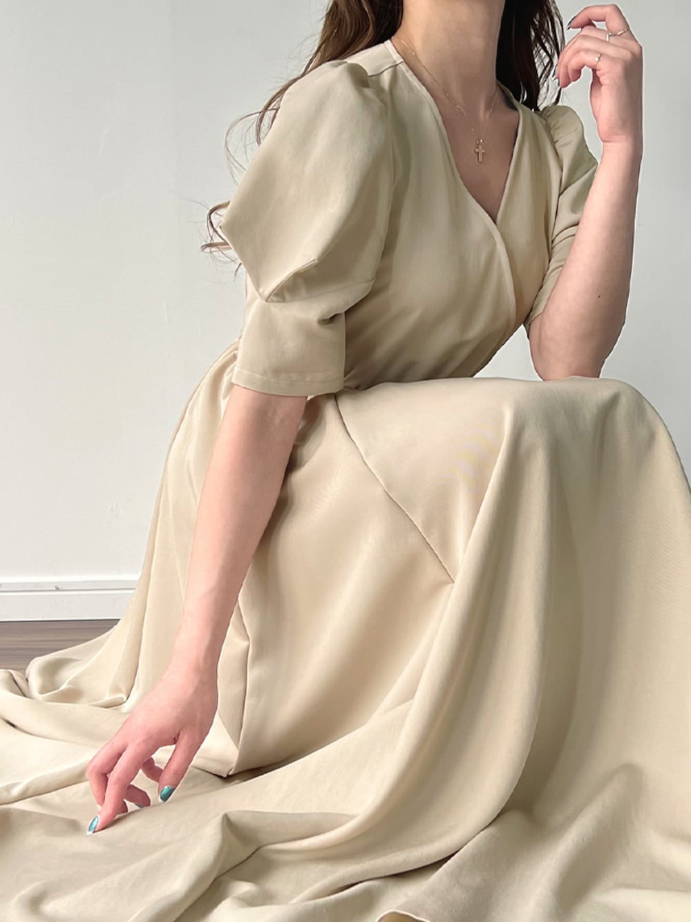 ベージュ系のワンピースを着用したレディースの夏コーディネートの1枚目の写真