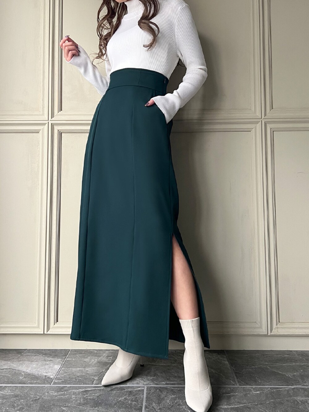 「JUNOAHのサイドスリットタイトスカート（スカート、グリーン系）」を使った、moi☺︎さん（レディース・154cm）の秋コーディネートの1枚目の写真