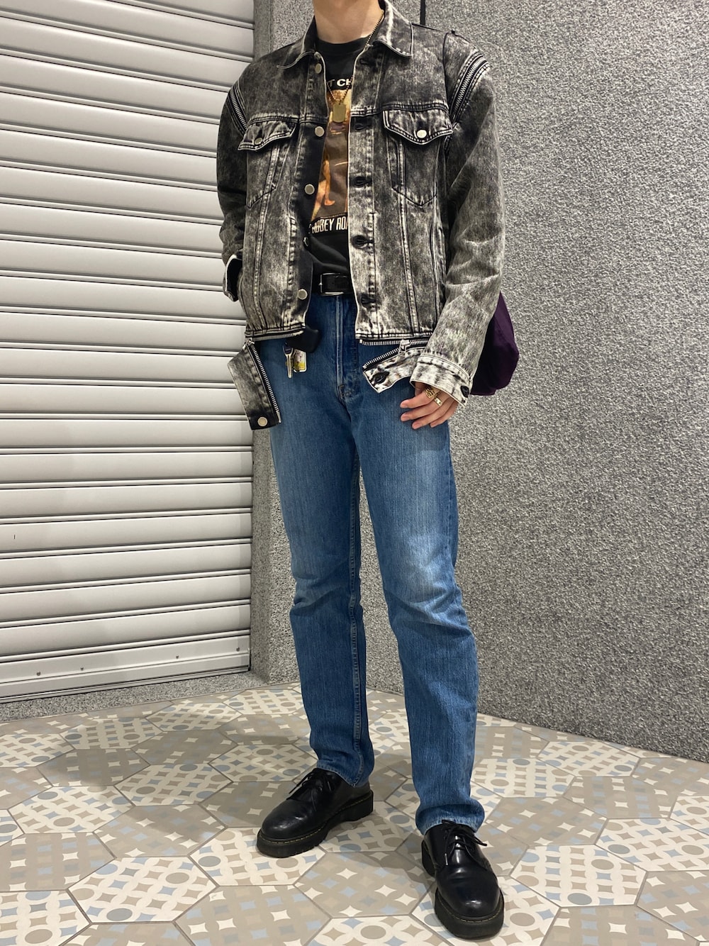 「古着MIX、シンプルコーデ、今日のコーデ、秋服準備はじめました、プチプラ、Tシャツ」｜「Levi'sのアイテム（デニムパンツ、ブルー系）」を使った、さとしさん（メンズ・181cm）の秋コーディネートの1枚目の写真
